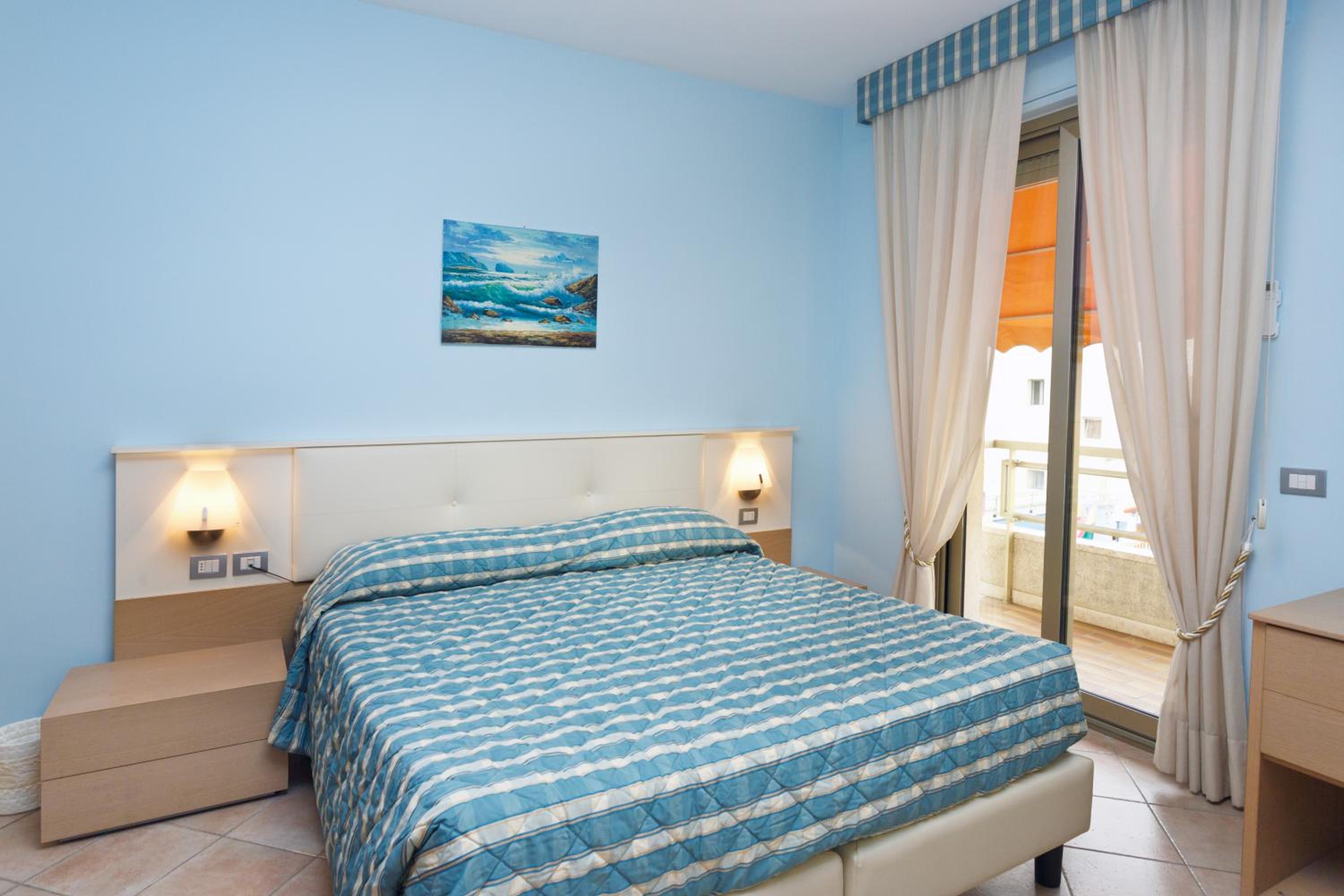 One-Bedroom Apartment with Balcony and Sea View - Photo 23