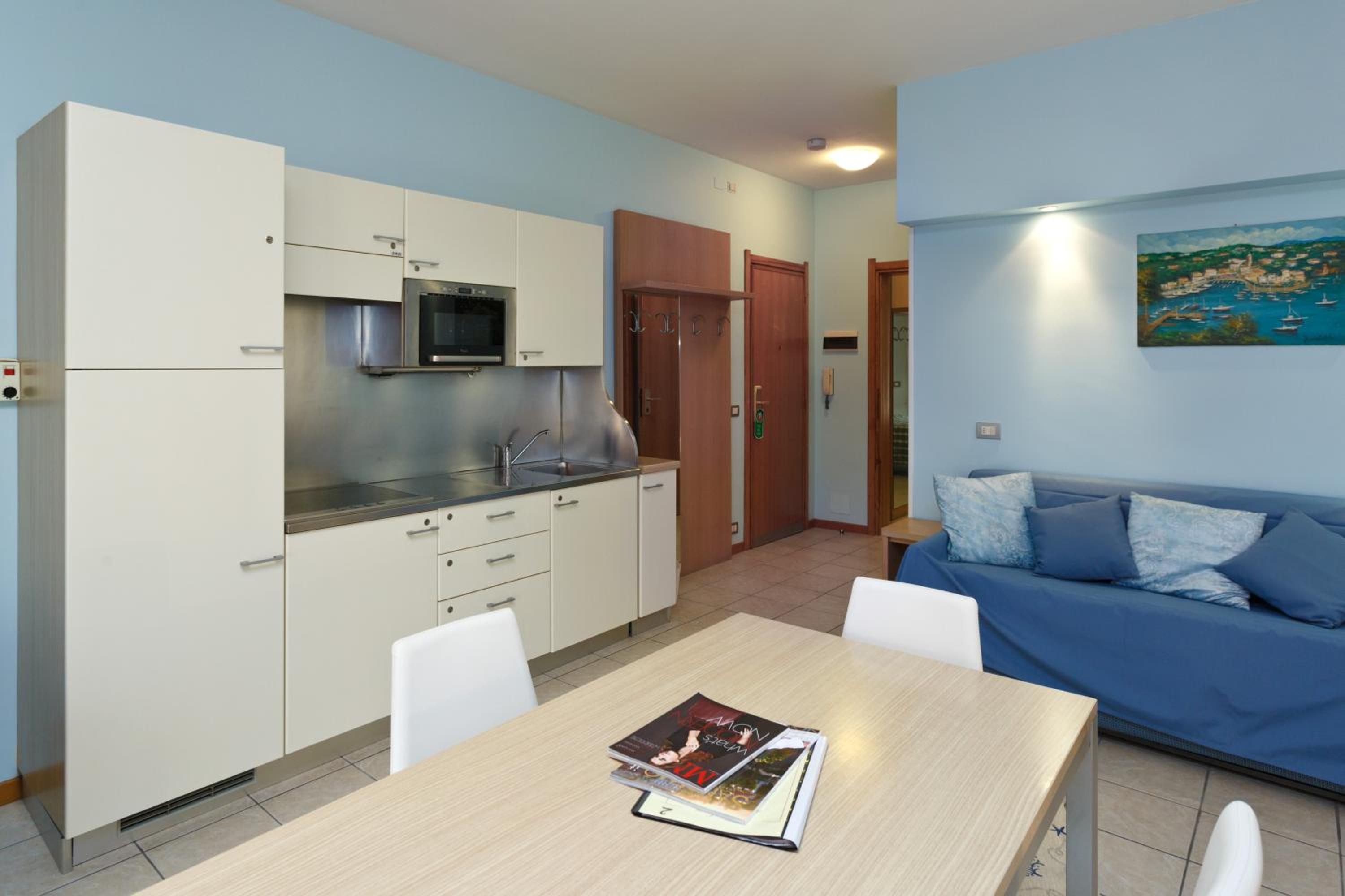 One-Bedroom Apartment with Balcony and Sea View - Photo 9