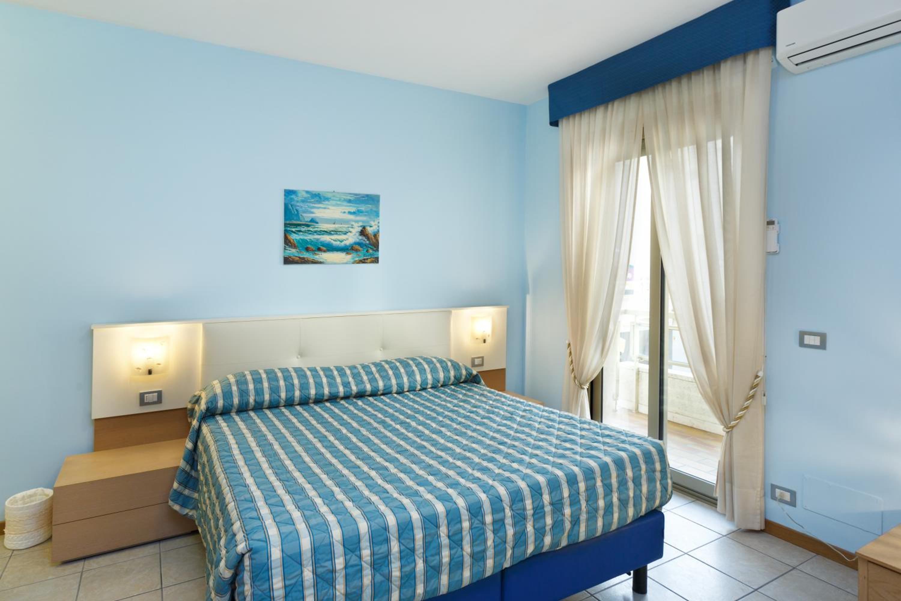 One-Bedroom Apartment with Balcony and Sea View - Photo 19