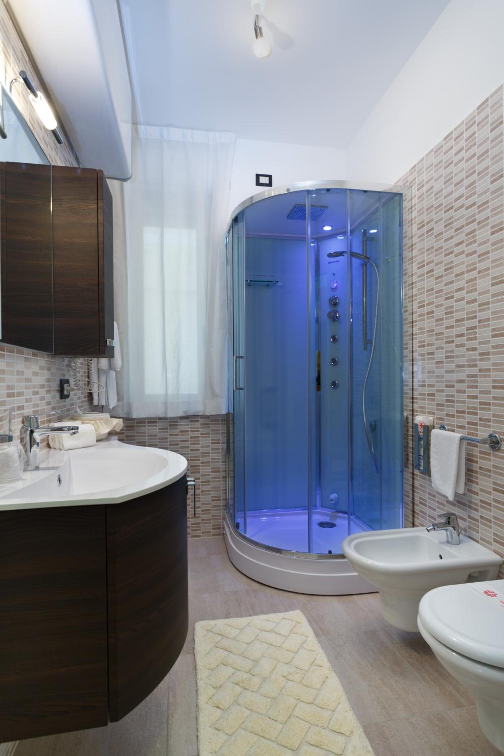 One-Bedroom Apartment with Balcony and Sea View - Photo 5