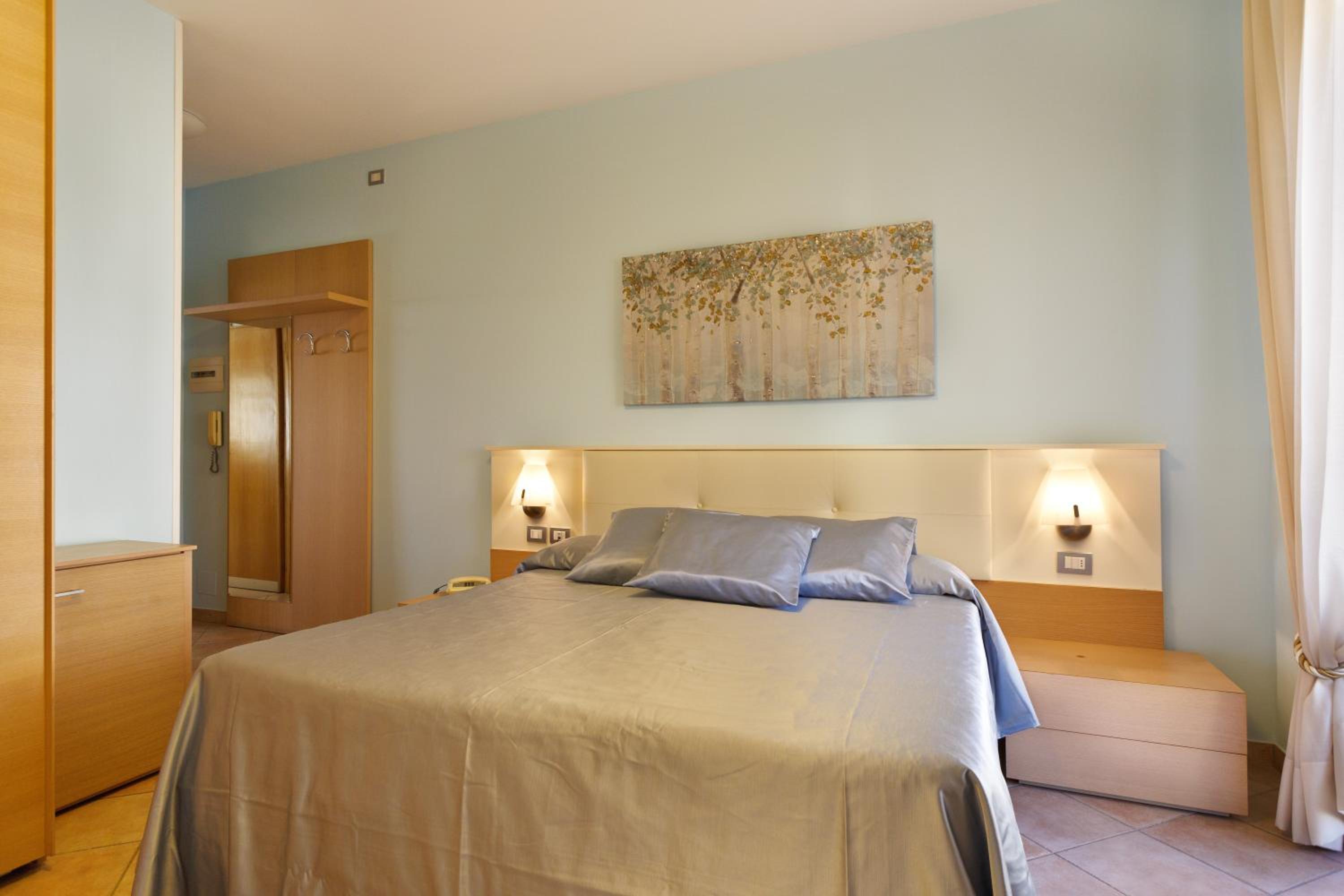 One-Bedroom Apartment with Balcony and Sea View - Photo 11