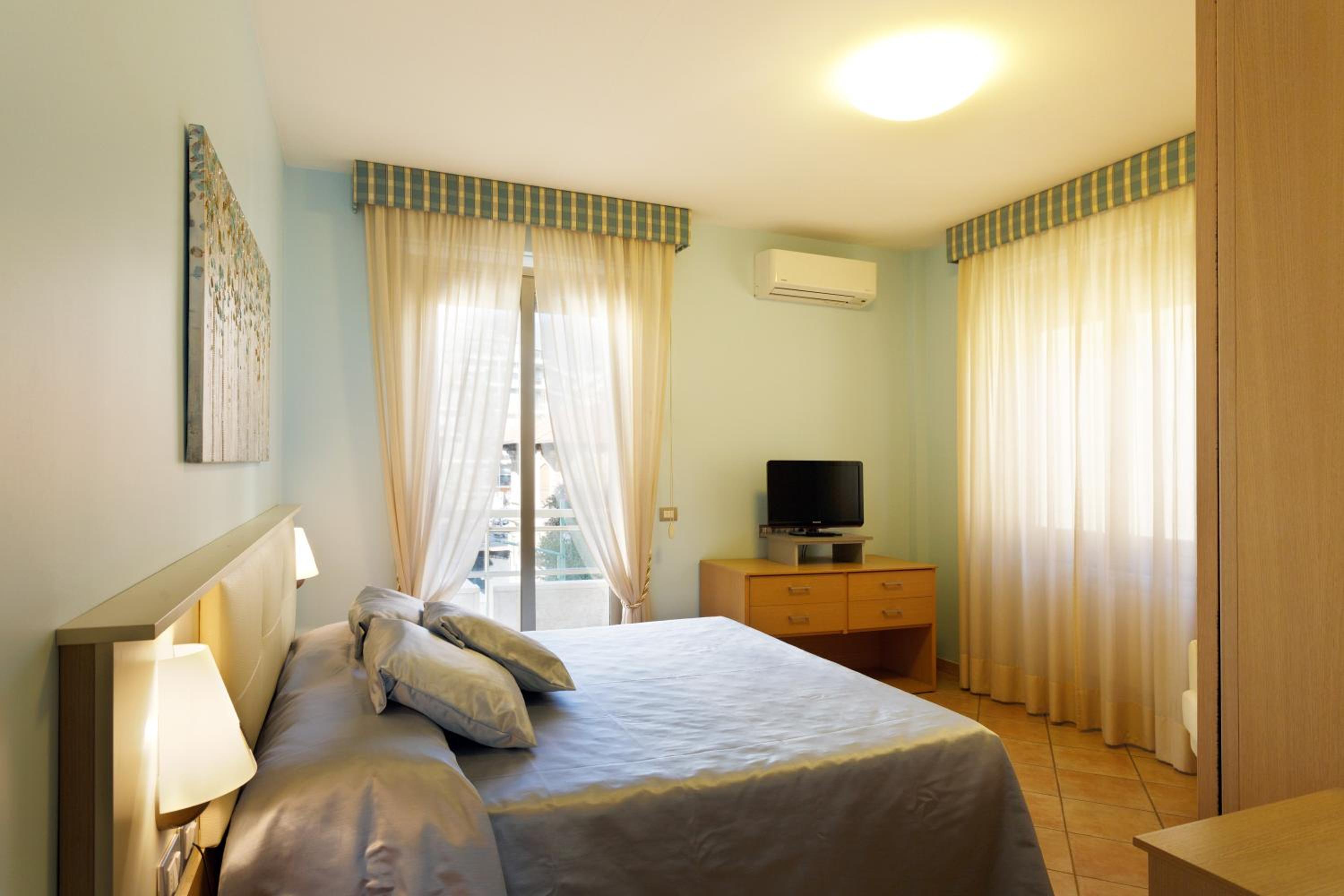 One-Bedroom Apartment with Balcony and Sea View - Photo 17