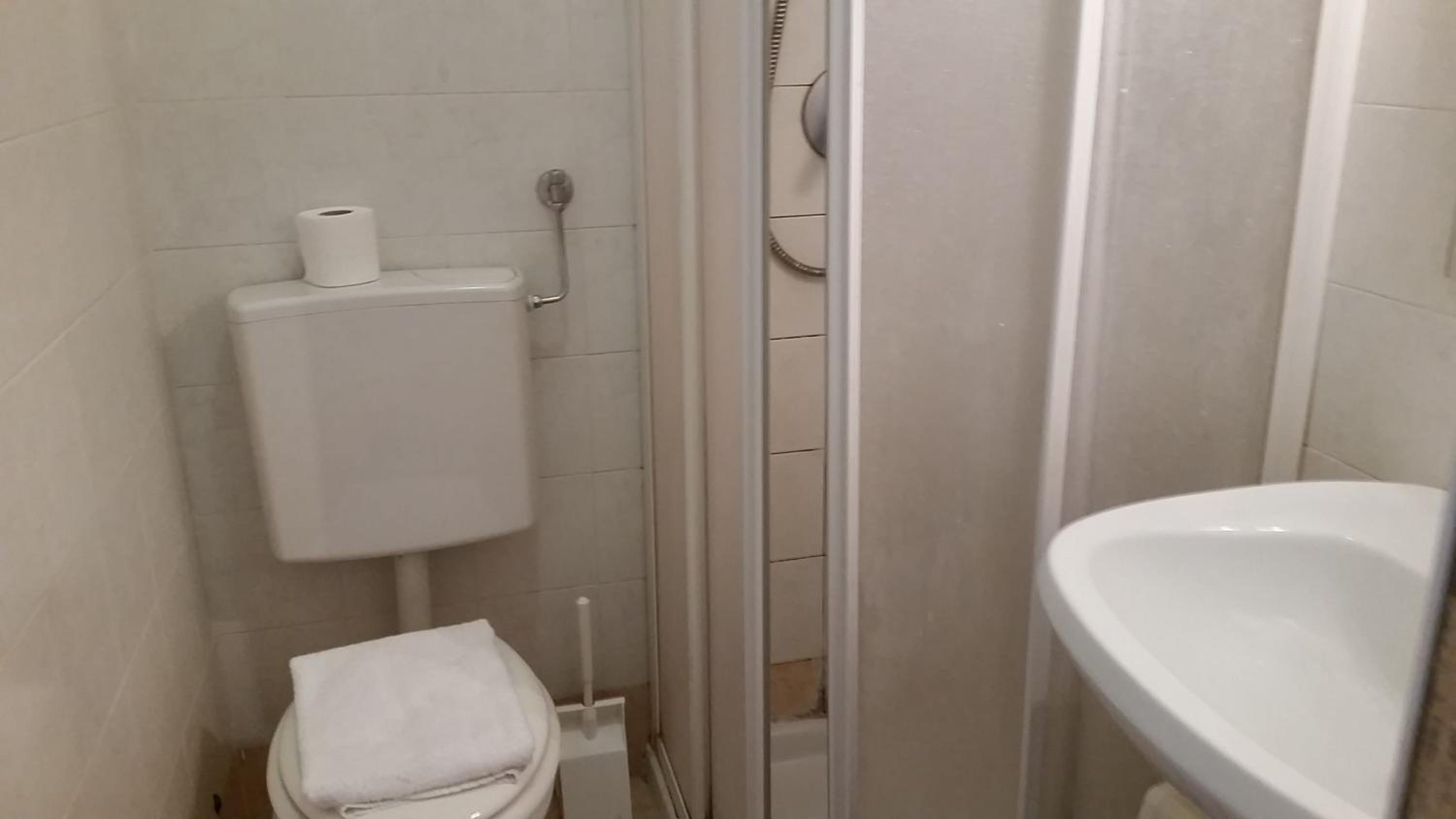 Triple Room with Private Bathroom - Photo 7
