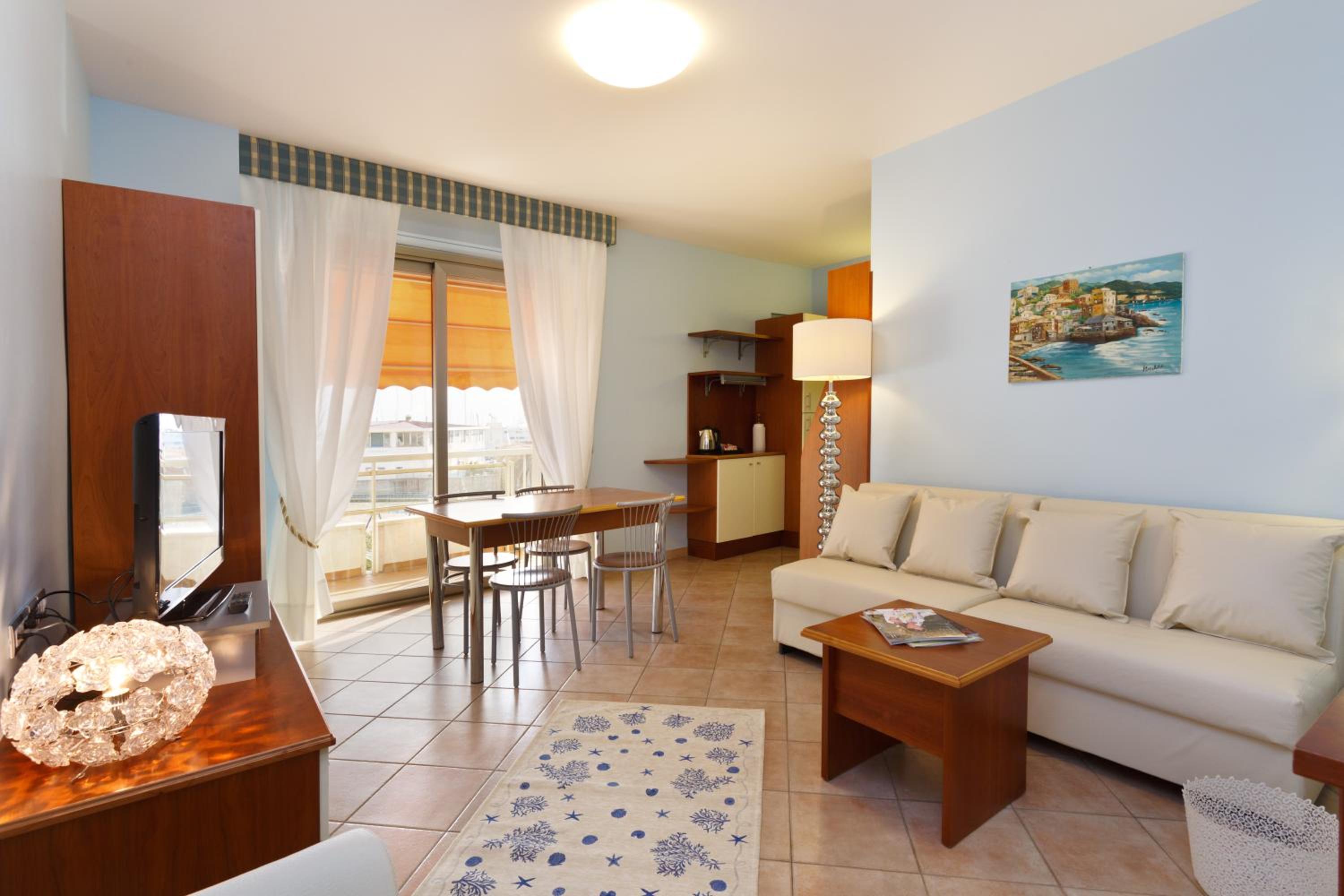One-Bedroom Apartment with Balcony and Sea View - Photo 16