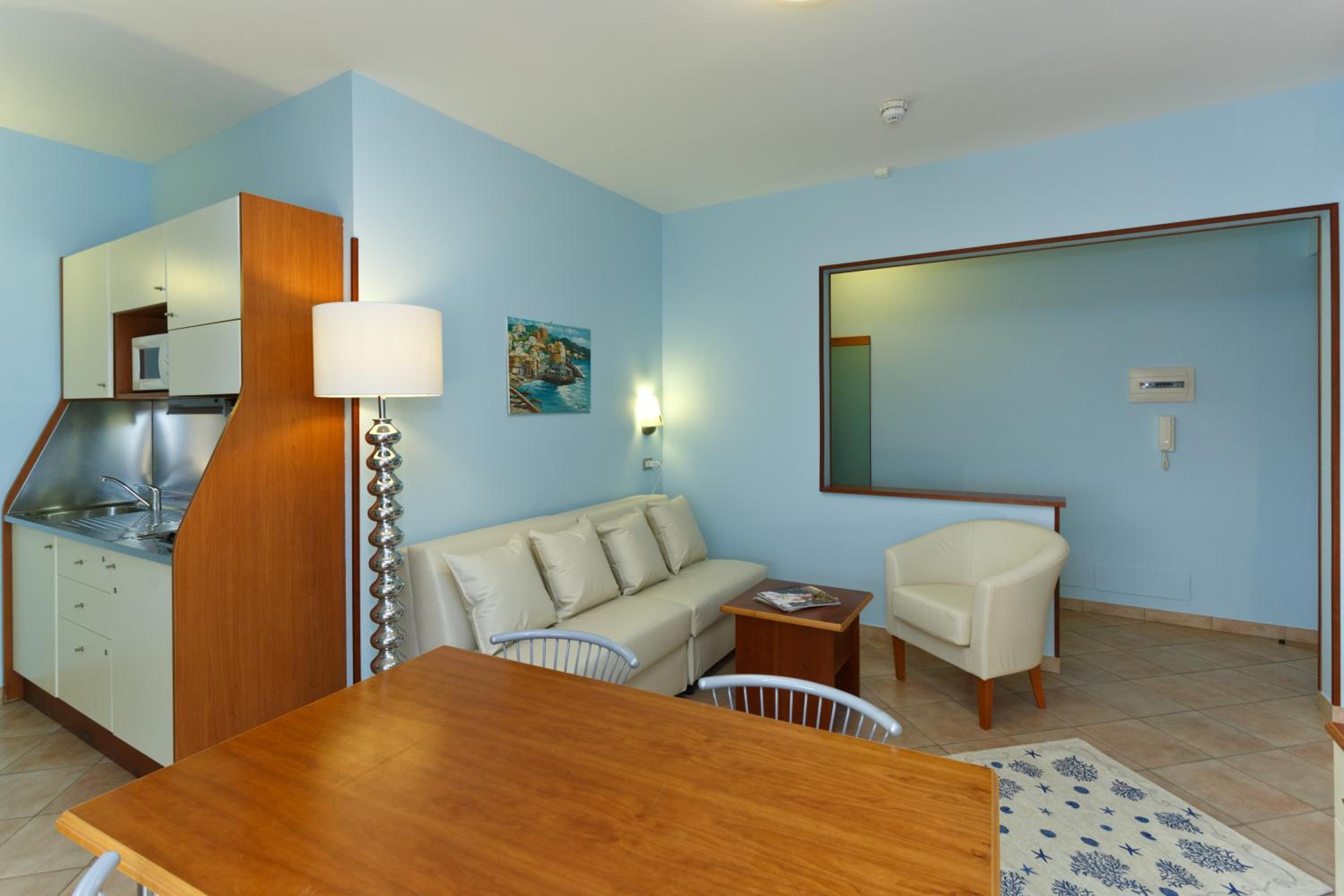 One-Bedroom Apartment with Balcony and Sea View - Photo 18