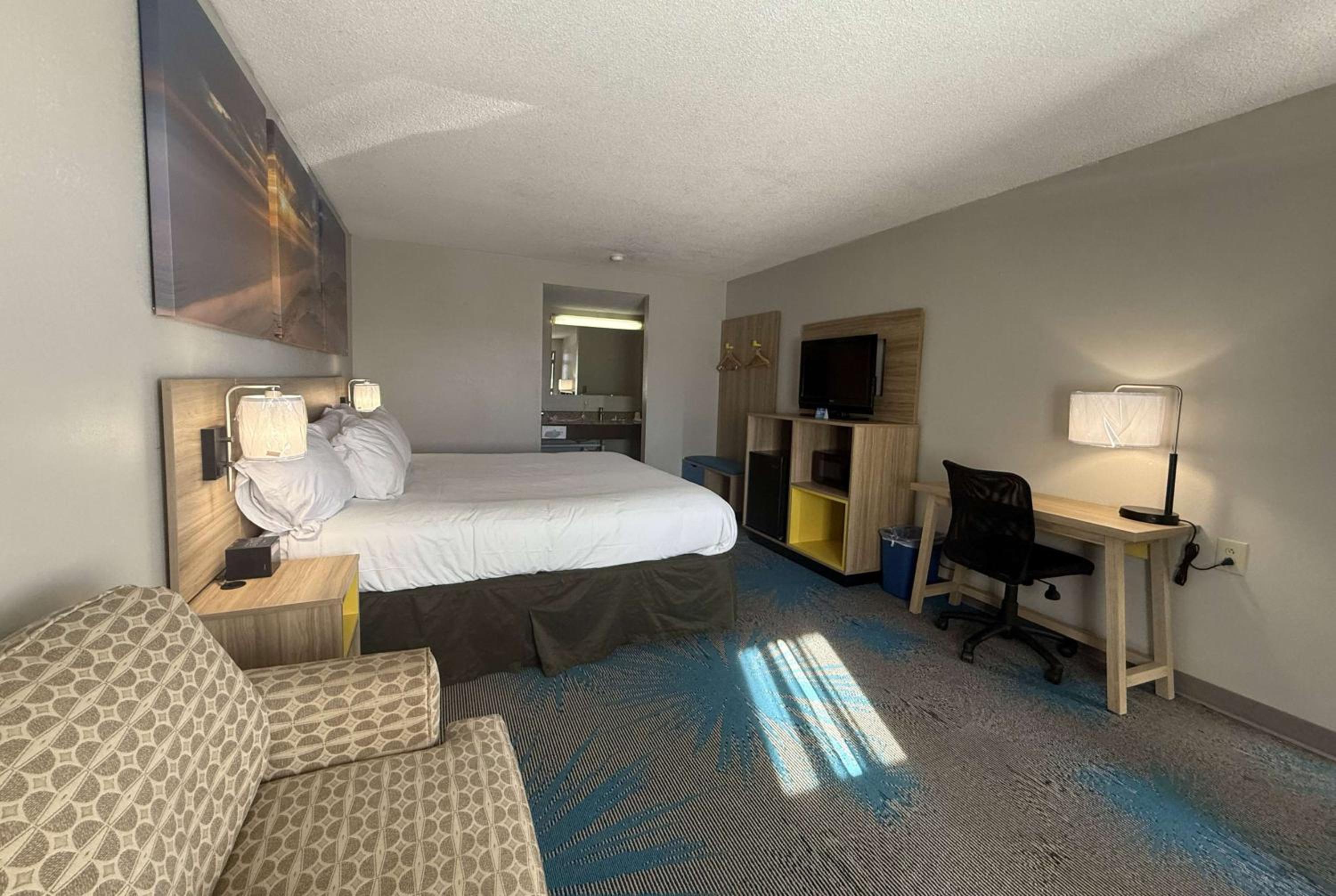 King Room - Non-Smoking - Photo 9