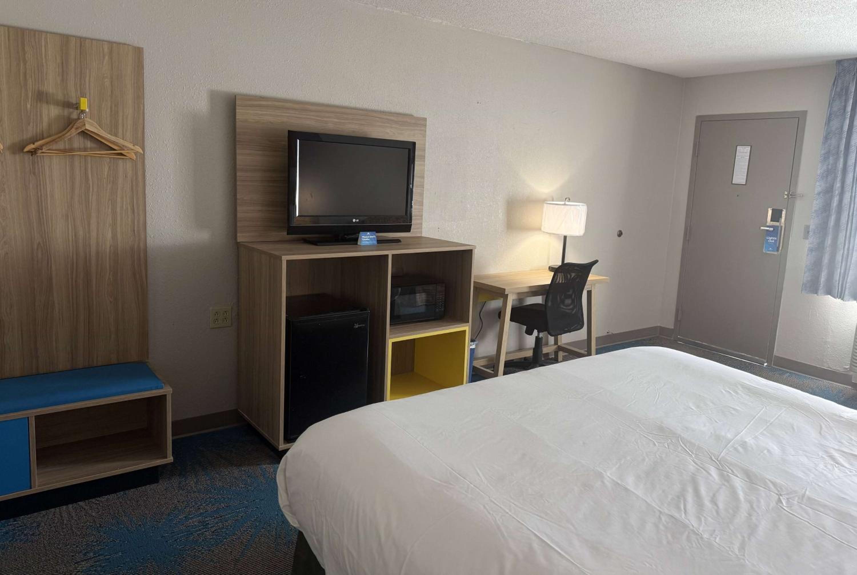 King Room - Non-Smoking - Photo 2