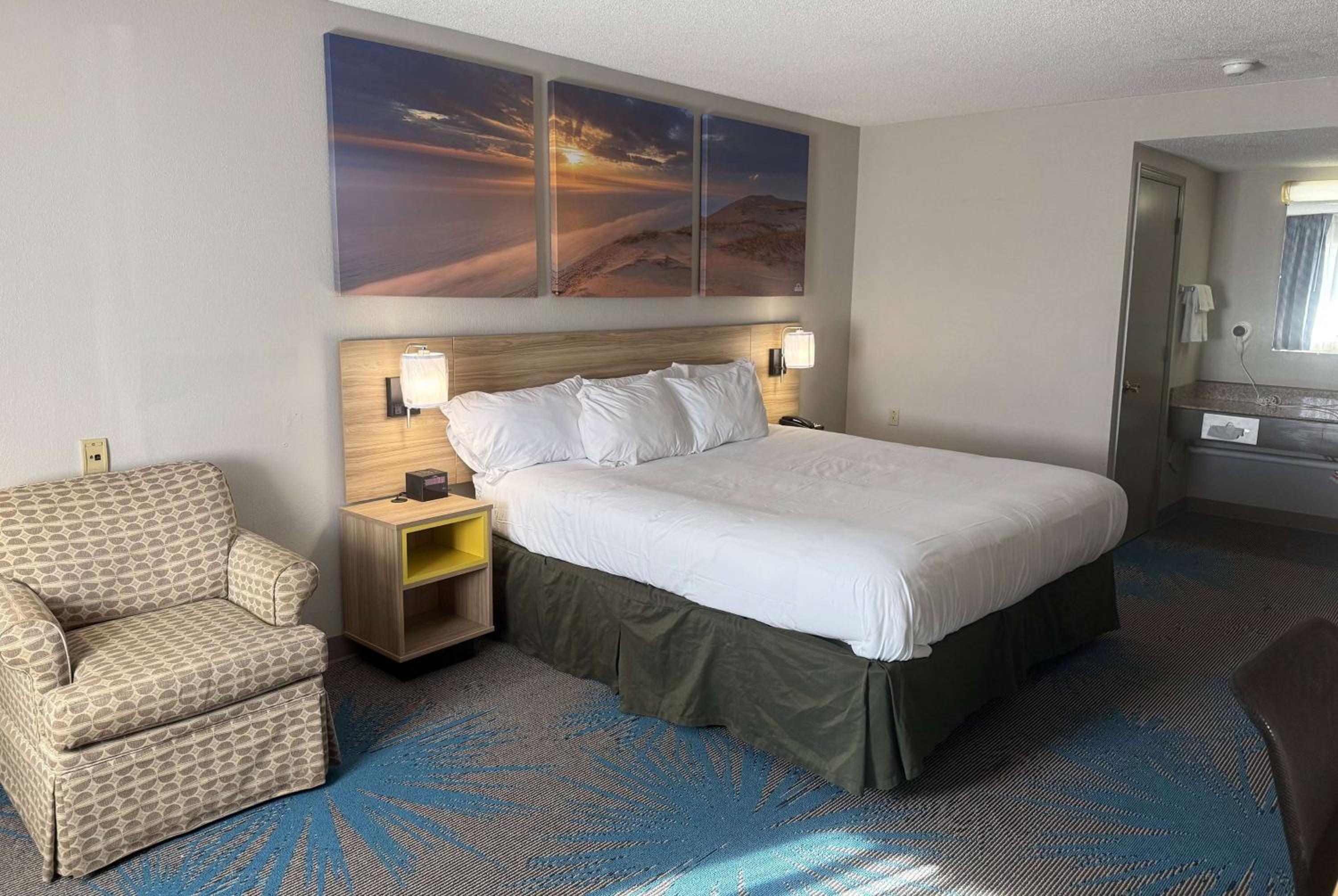 King Room - Non-Smoking - Photo 3