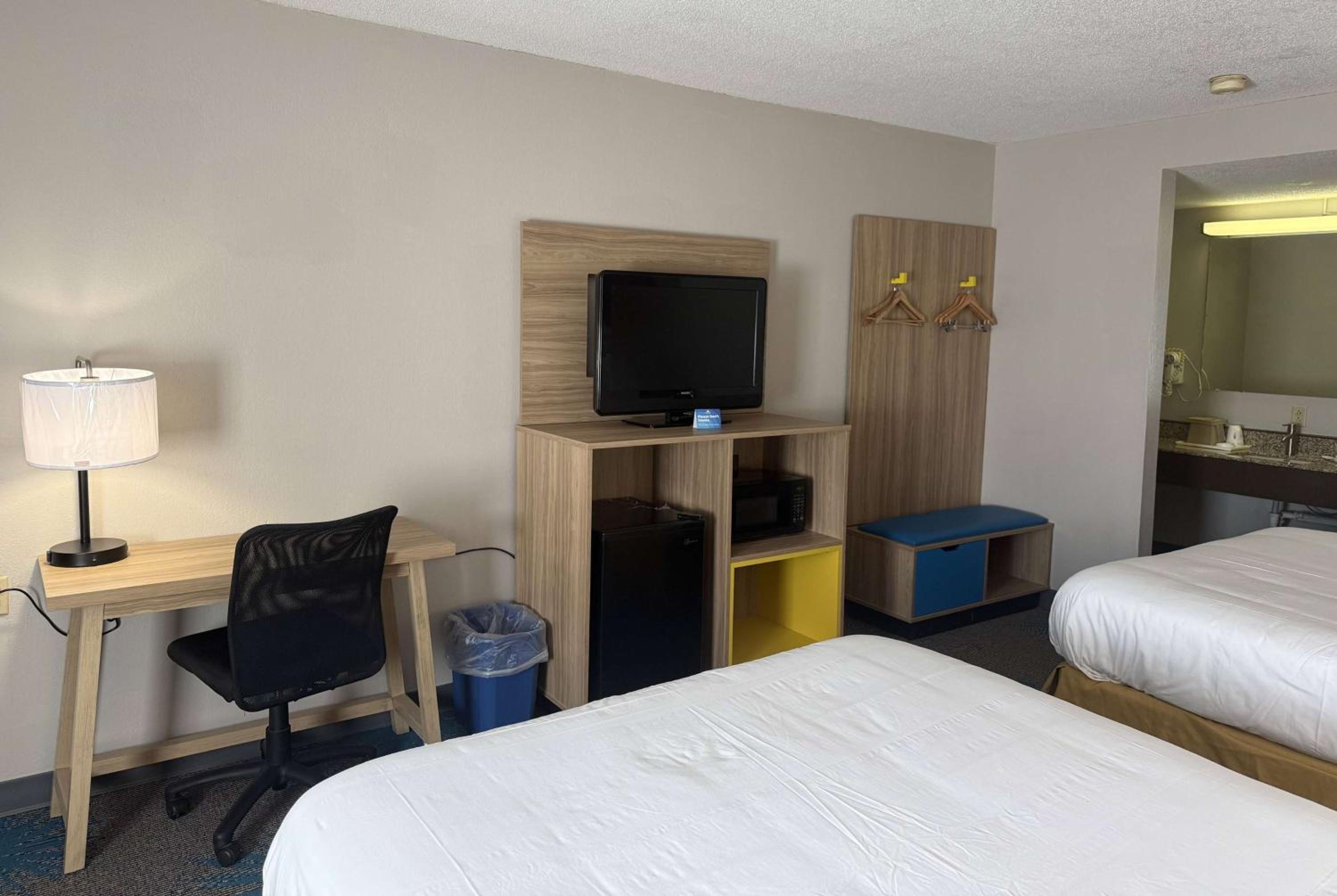 Queen Room with Two Queen Beds - Non-Smoking - Photo 1