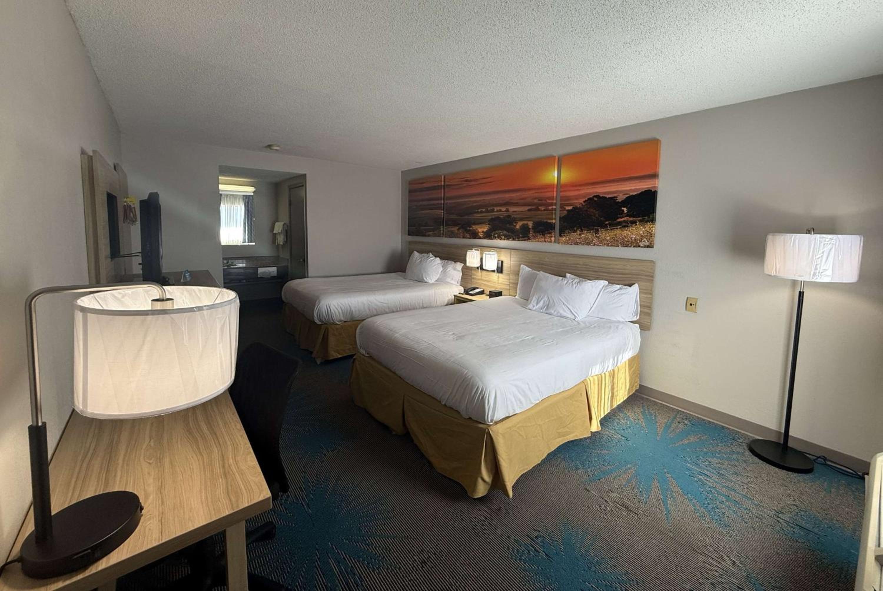 Queen Room with Two Queen Beds - Non-Smoking - Photo 2