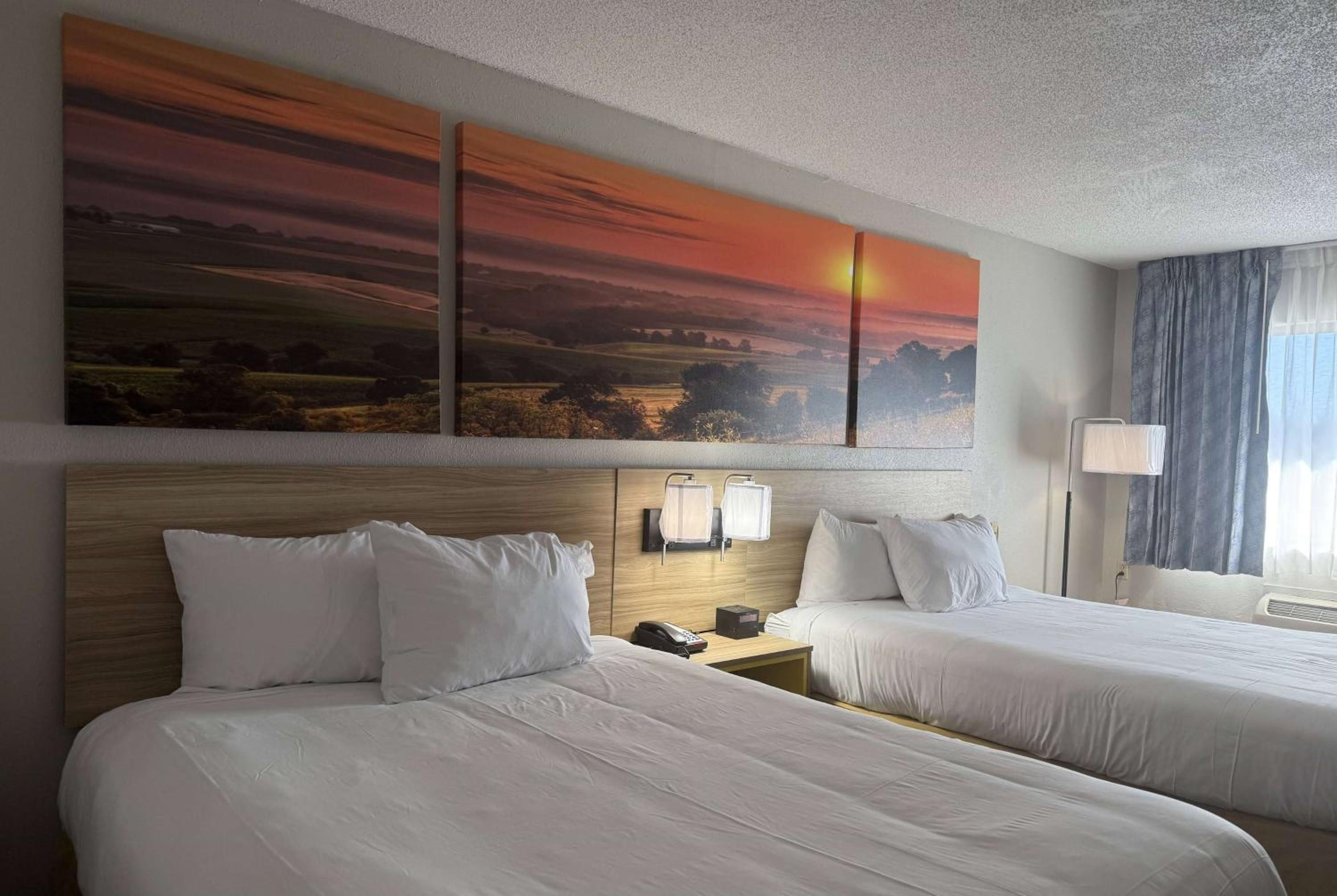 Queen Room with Two Queen Beds - Non-Smoking - Photo 4