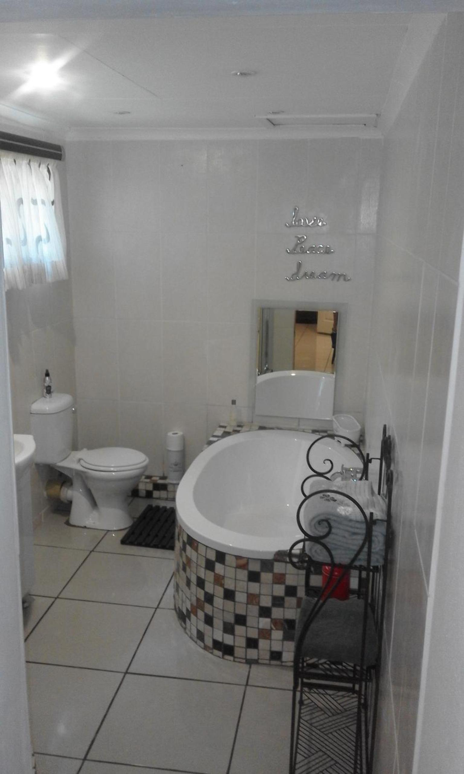 Deluxe Family Suite - Photo 2