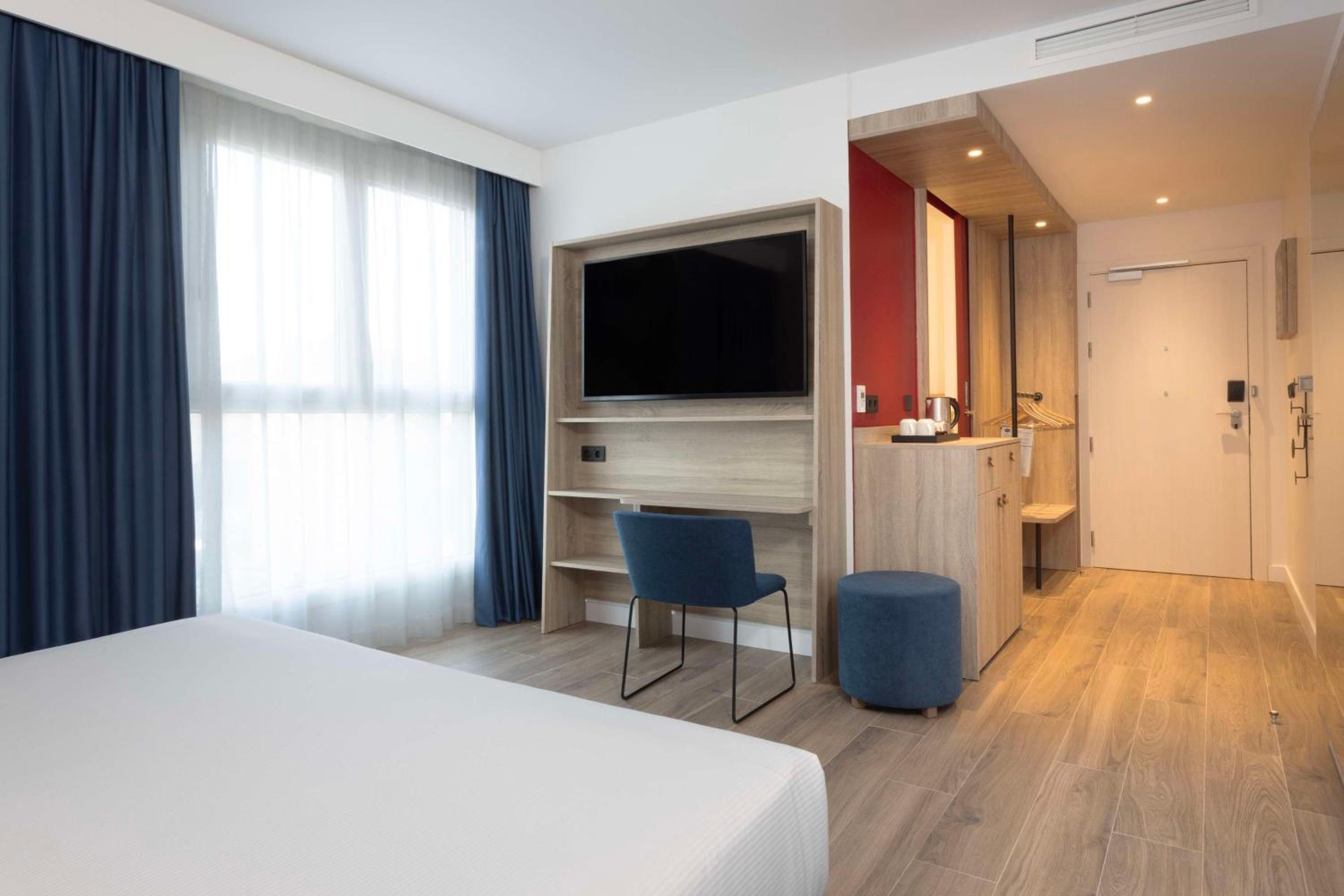 King Room - Mobility Accessible thumbnail 5
