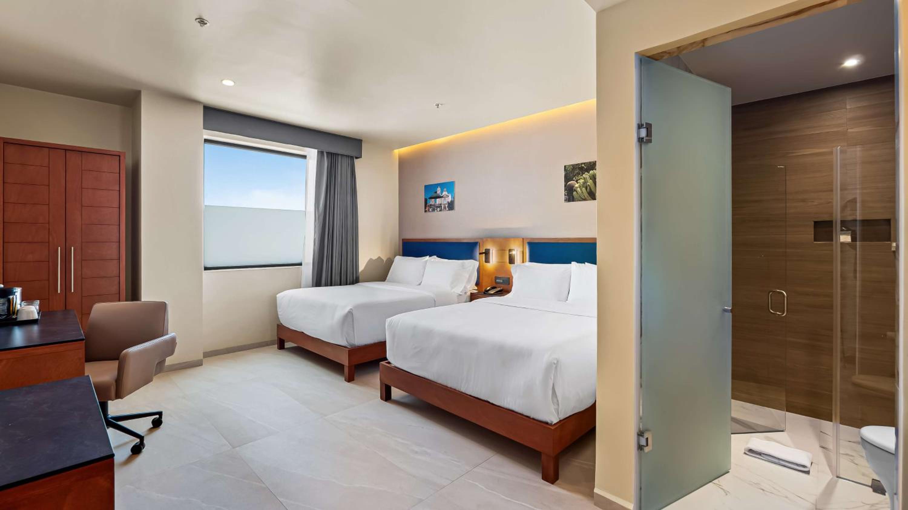 Queen Room with Two Queen Beds - Non-Smoking - Photo 4