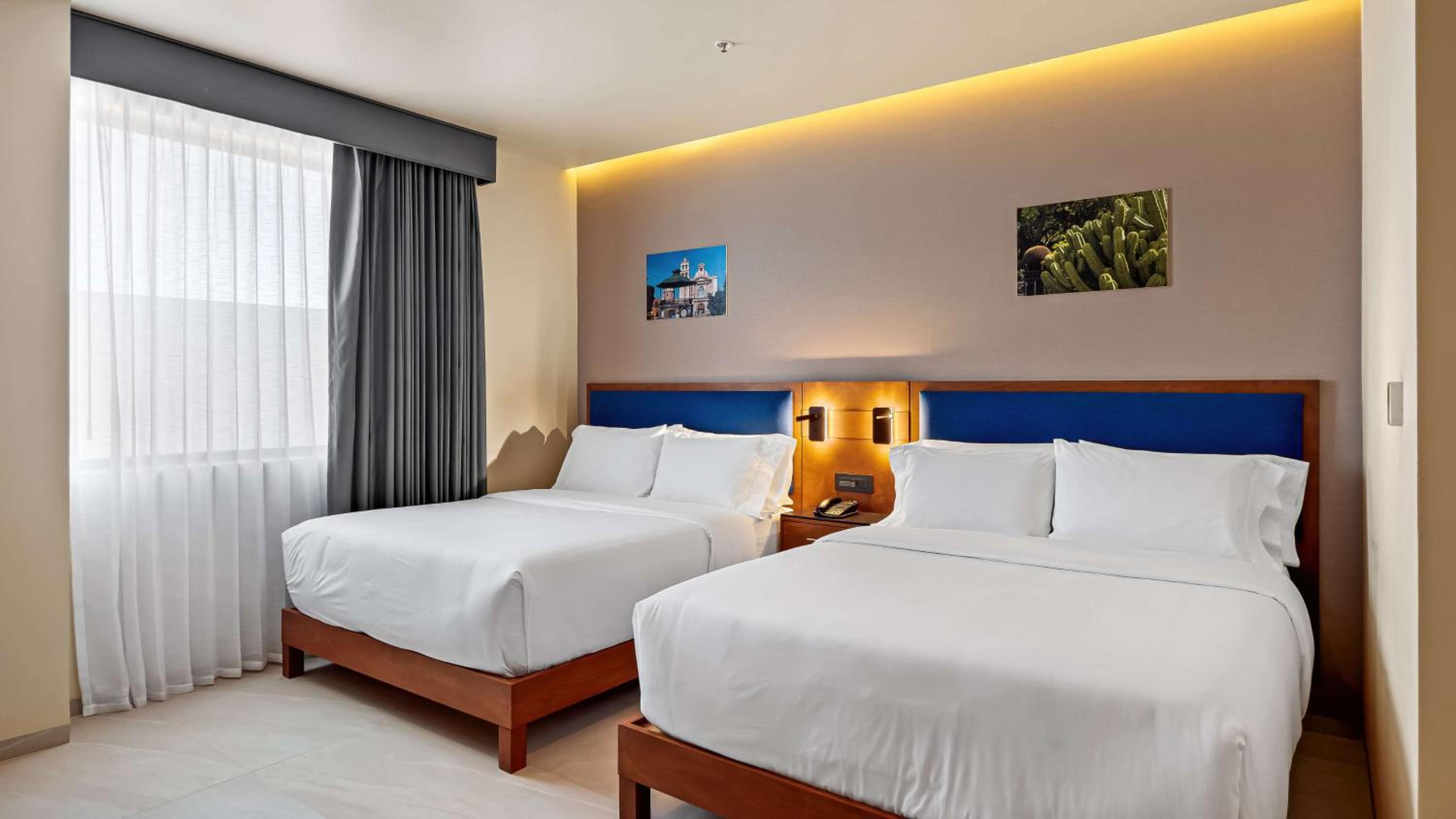 Queen Room with Two Queen Beds - Non-Smoking - Photo 6