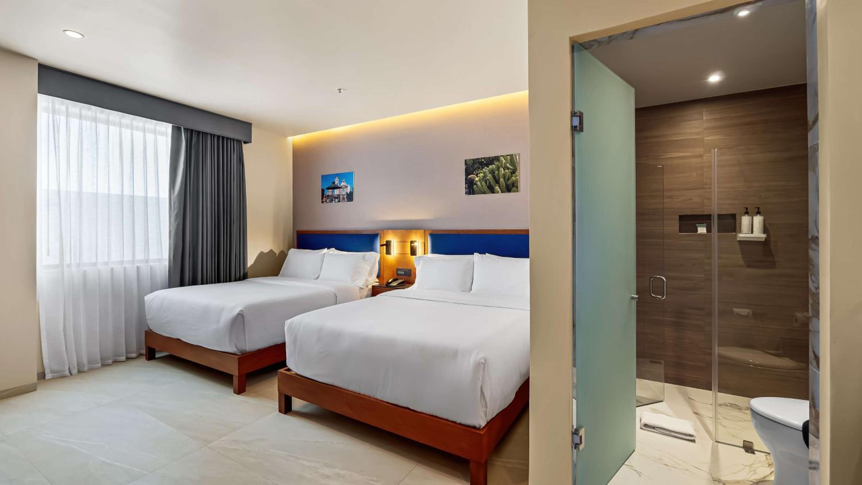 Queen Room with Two Queen Beds - Non-Smoking - Photo 8