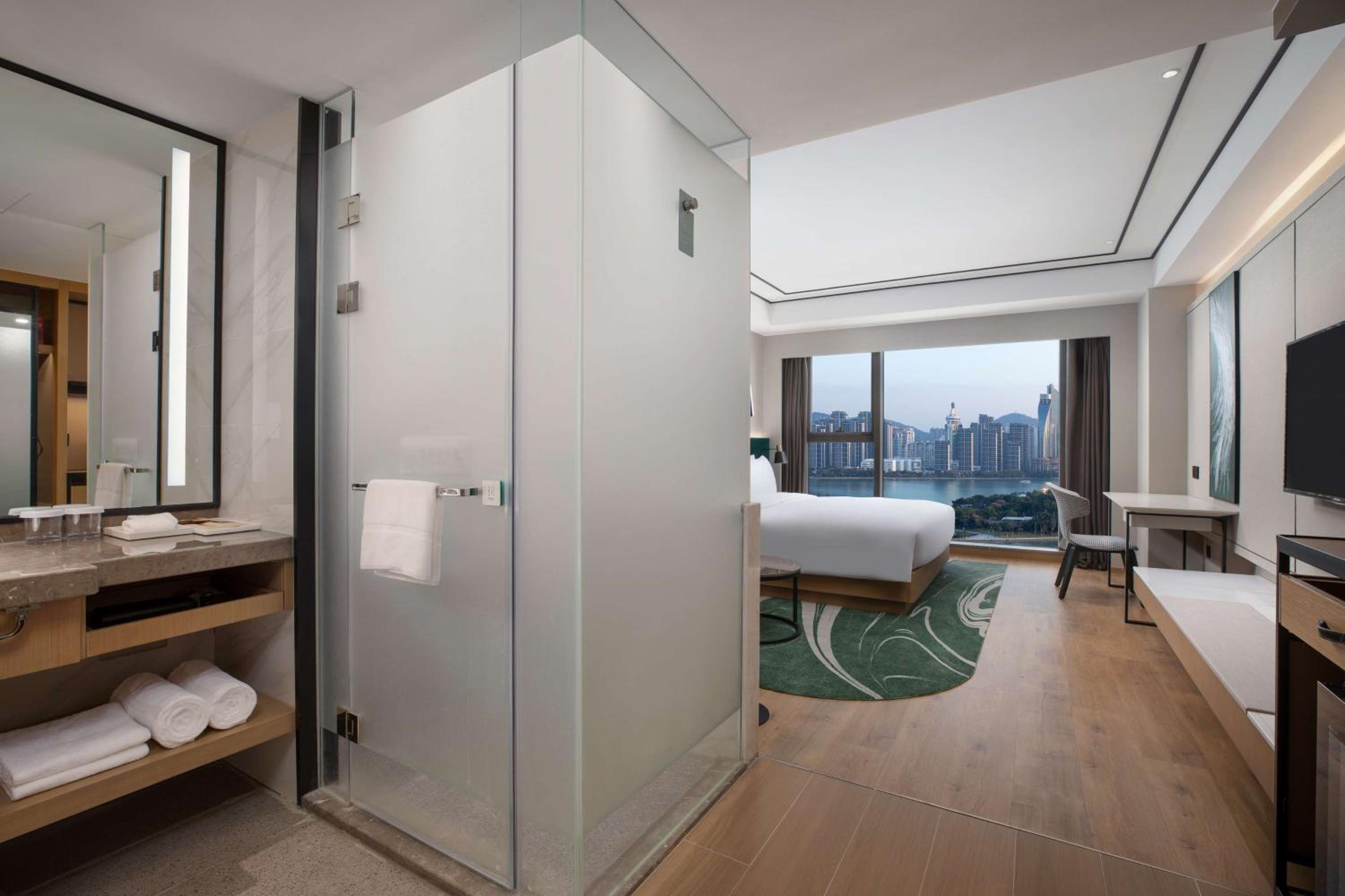 Superior King Room - Lake View photo 1