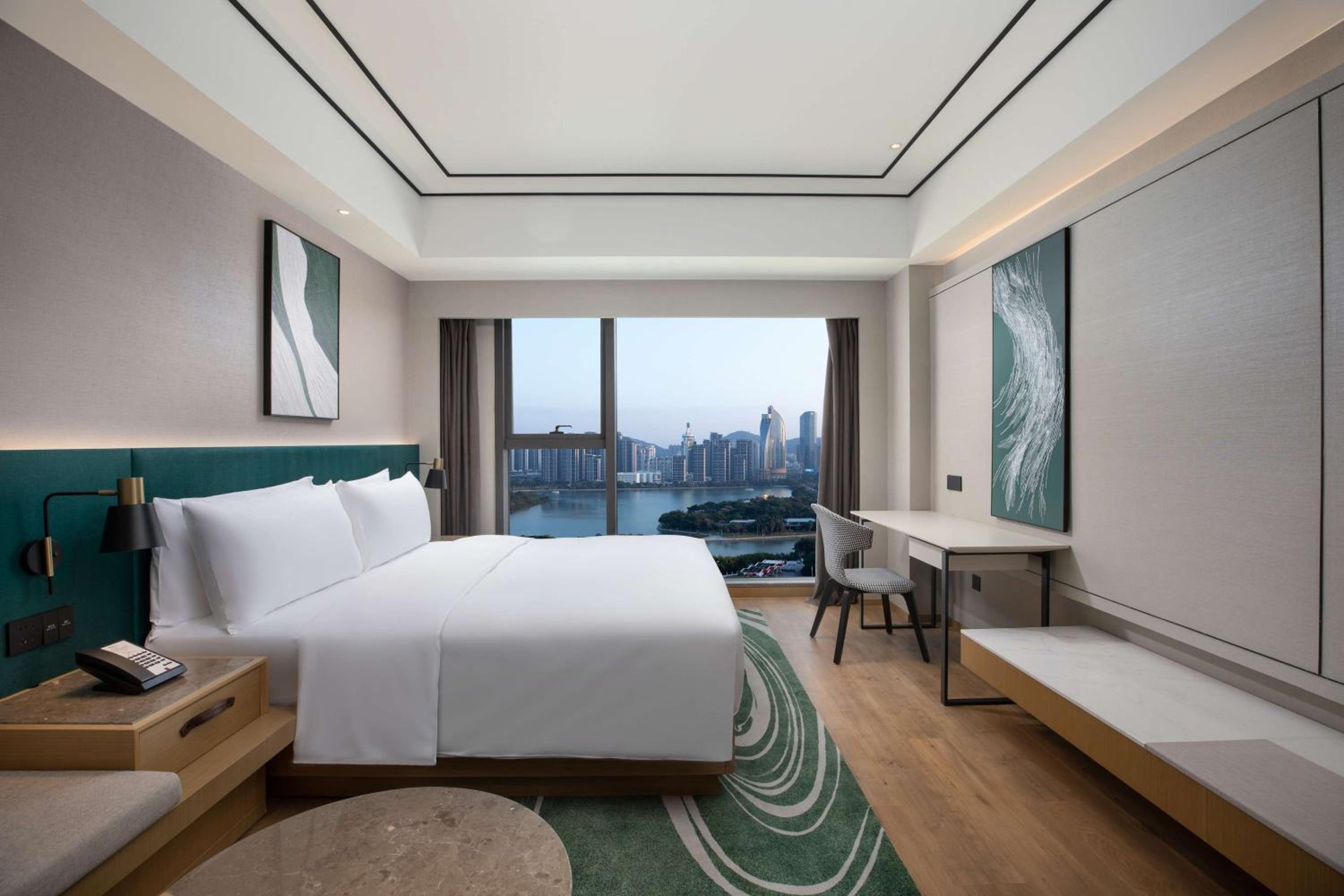 Superior King Room - Lake View photo 3