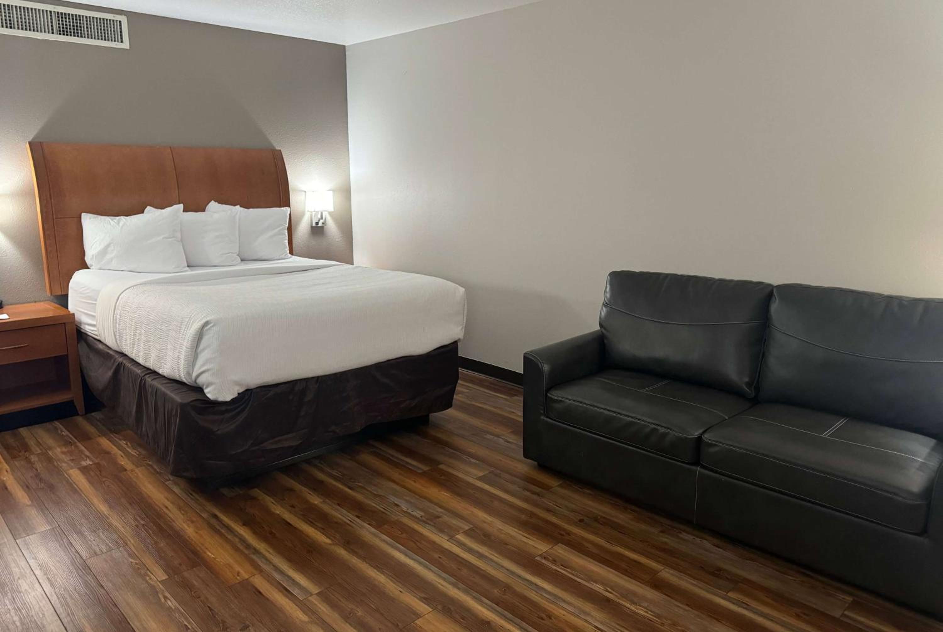 Queen Studio Suite - Non-Smoking - Photo 2