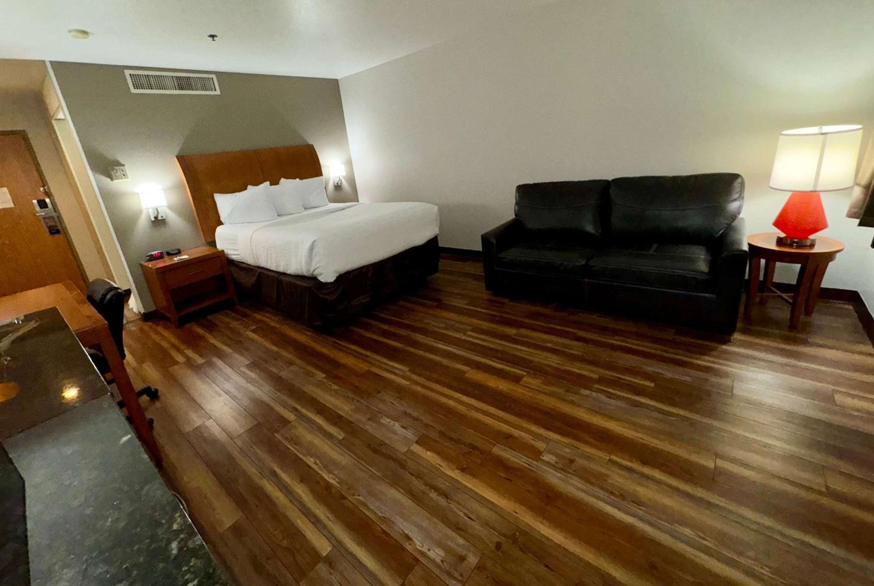 Queen Studio Suite - Non-Smoking - Photo 3