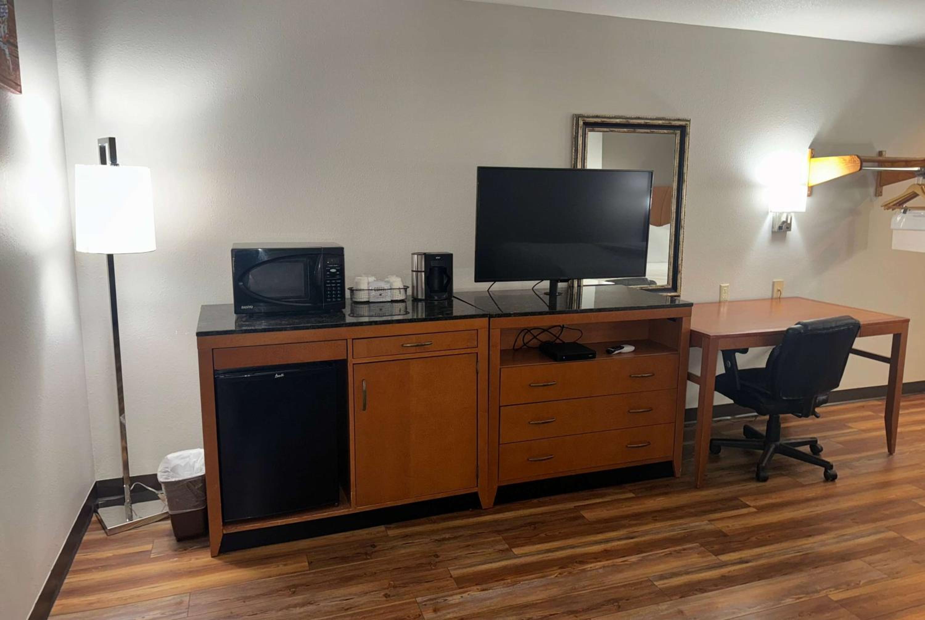 Queen Studio Suite - Non-Smoking - Photo 1