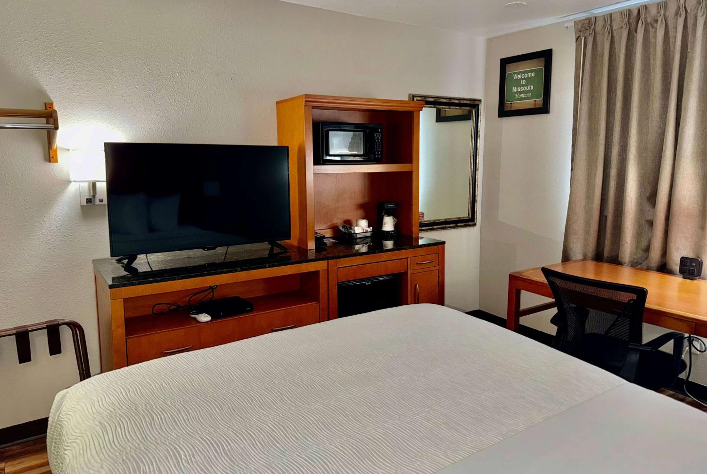 Queen Room with Two Queen Beds - Non-Smoking - Photo 2