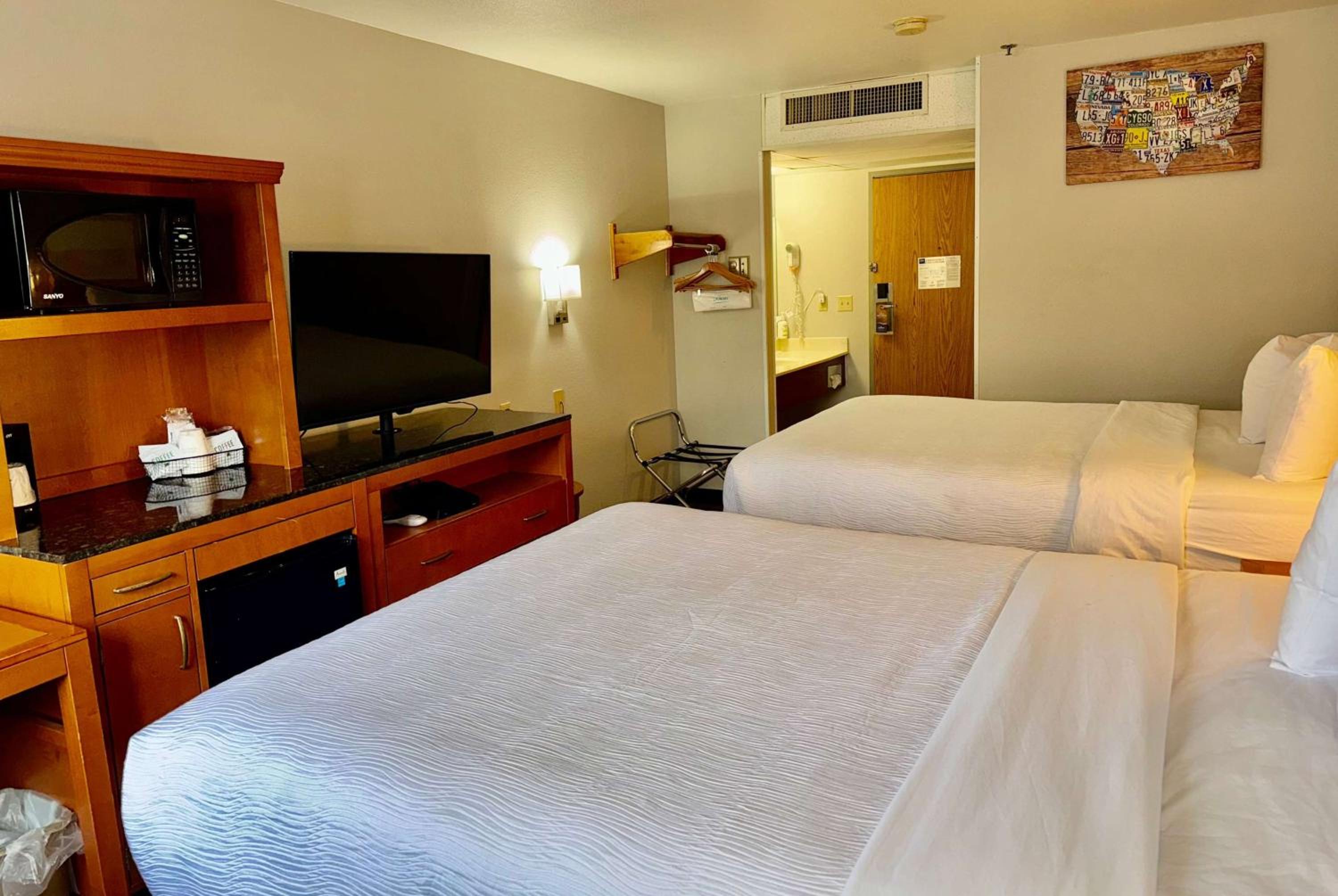 Queen Room with Two Queen Beds - Non-Smoking - Photo 3