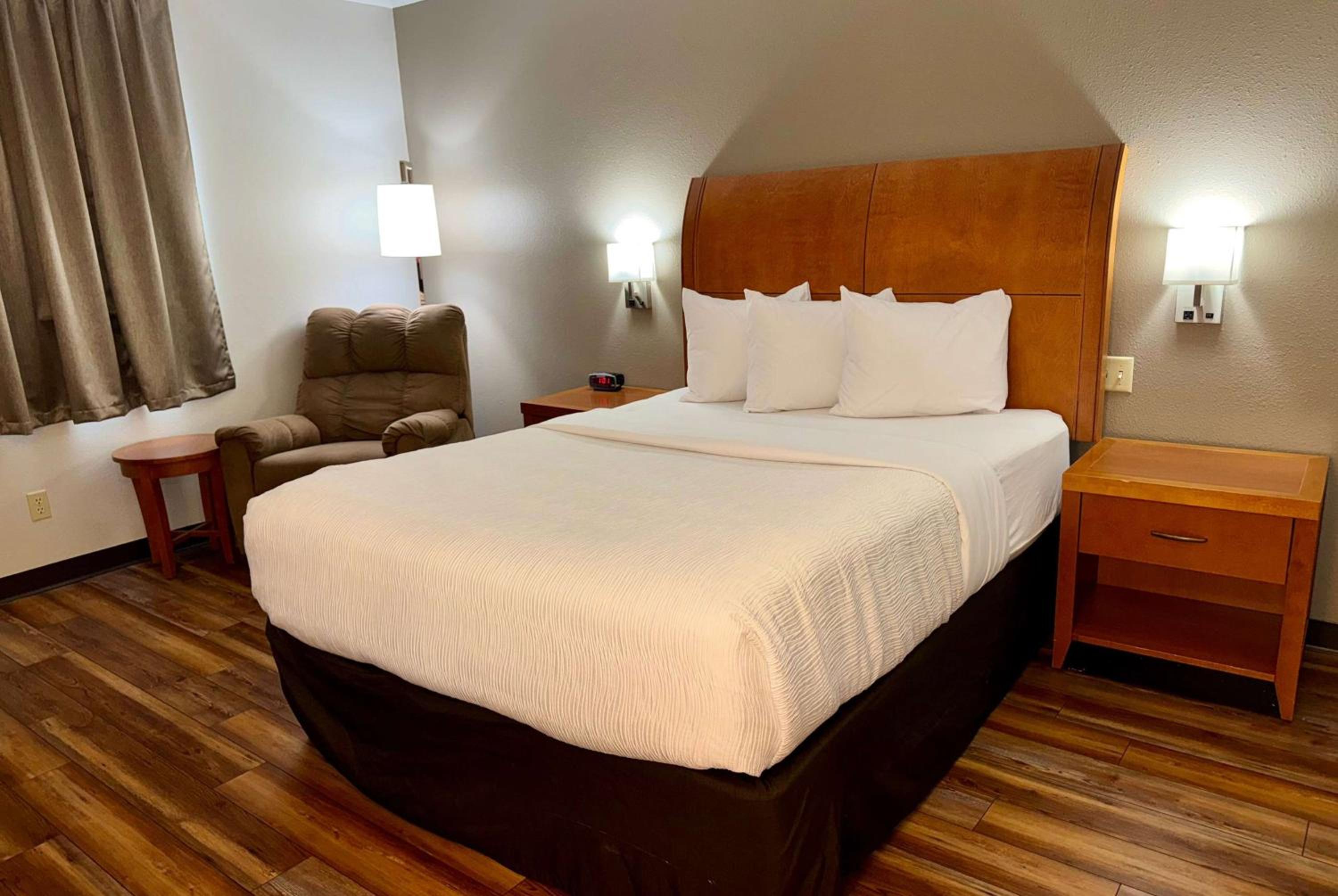 Queen Room with Roll-In Shower - Mobility/Hearing Accessible - Non-Smoking - Photo 2