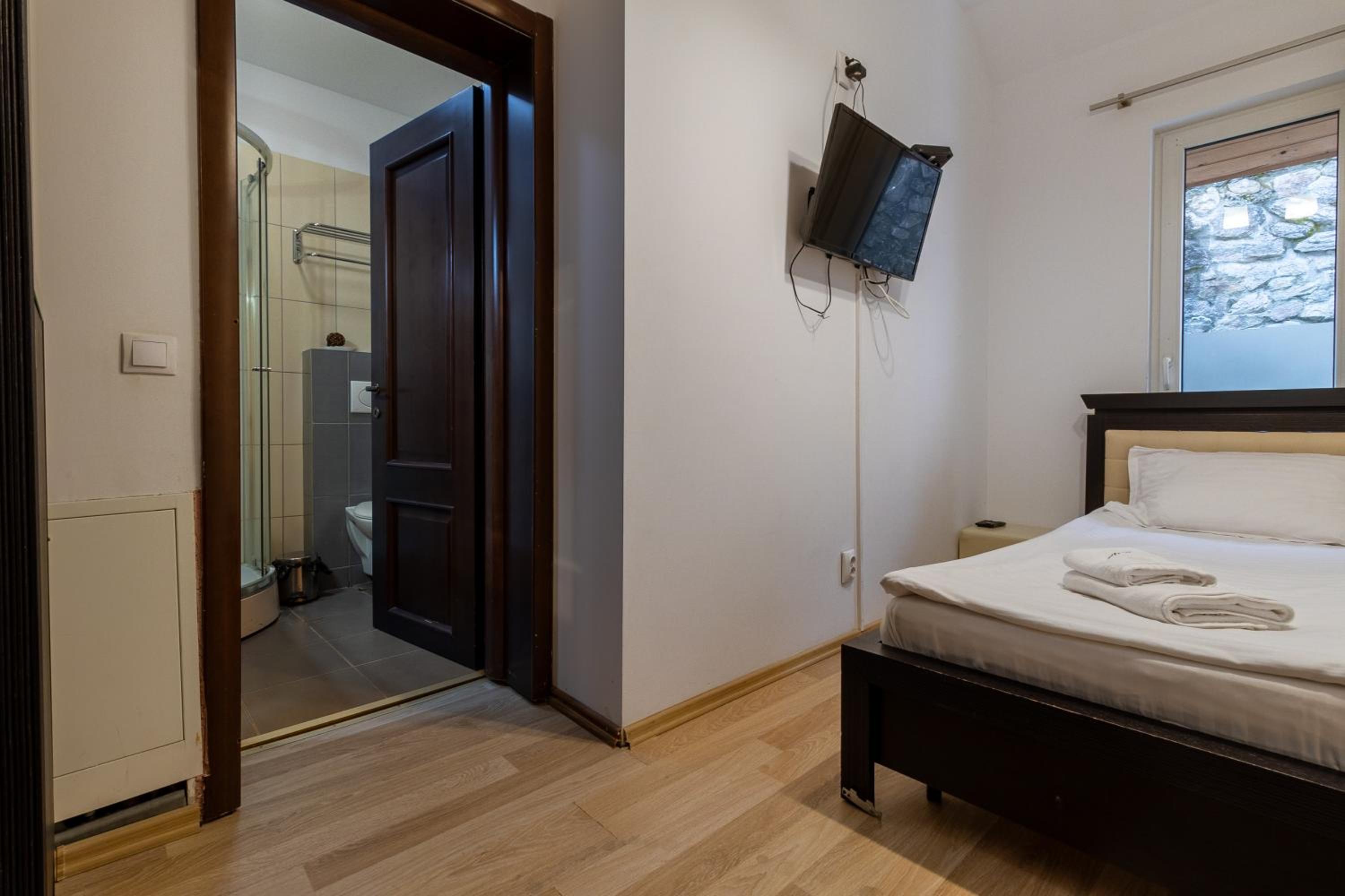 Single Room with Private Bathroom photo 3