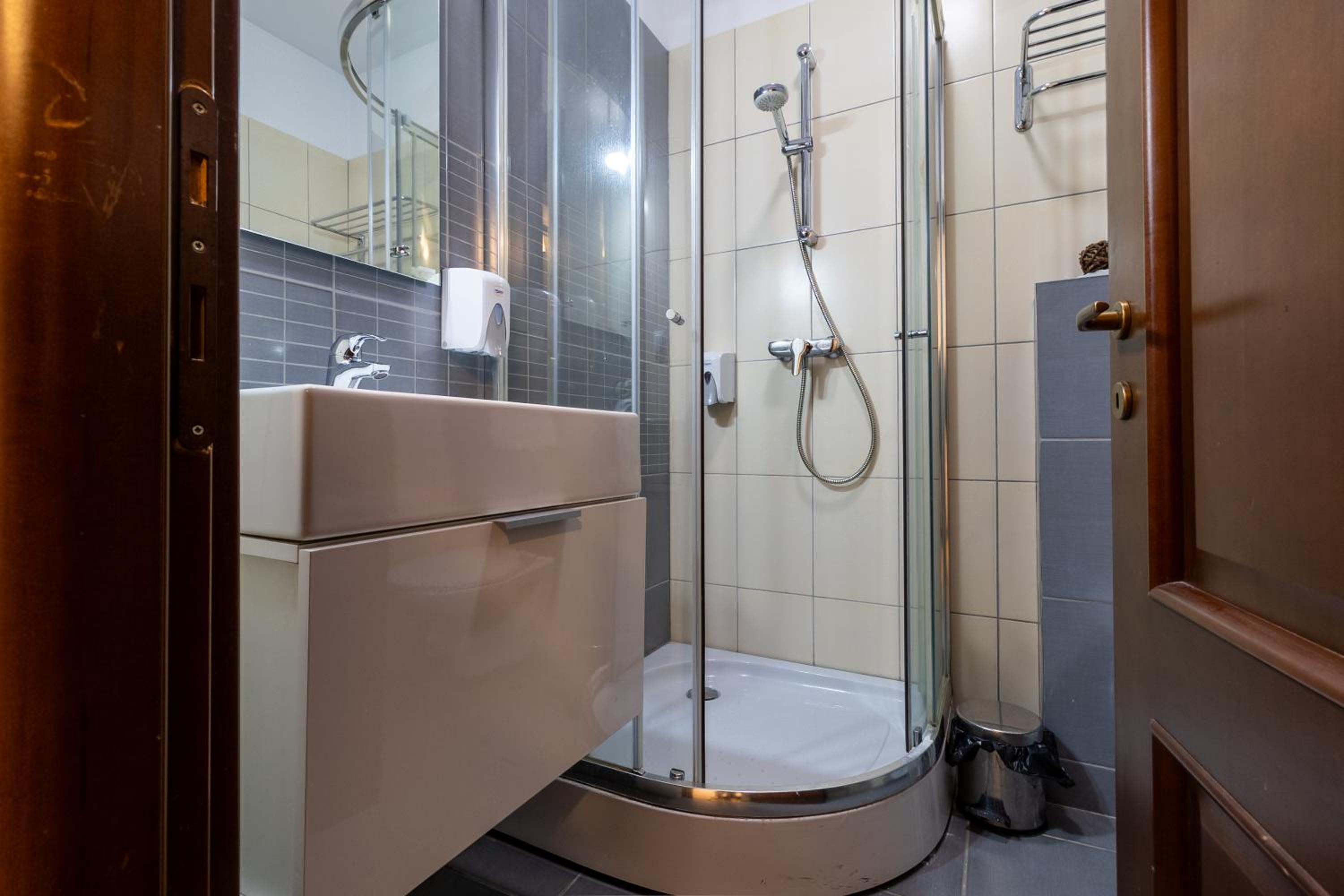 Single Room with Private Bathroom photo 2