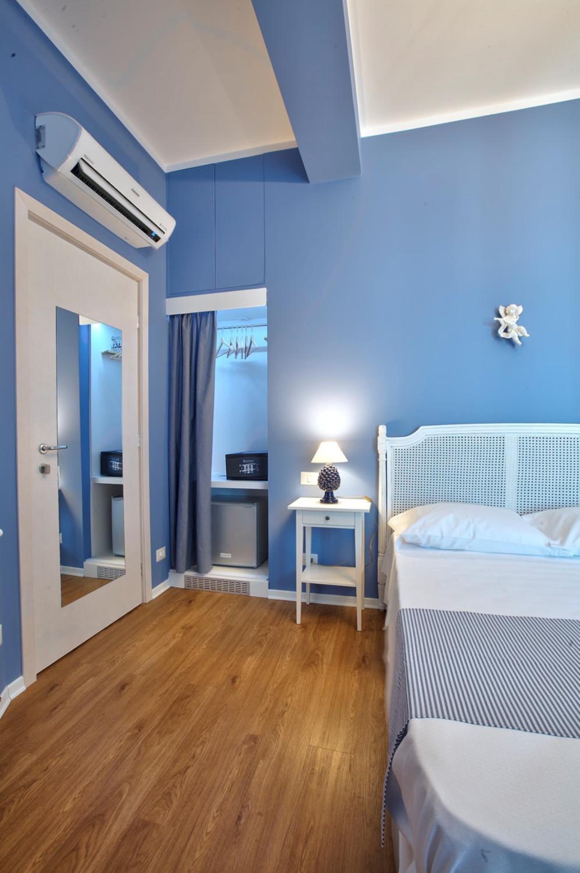 Deluxe Double Room with Balcony and Sea View photo 2