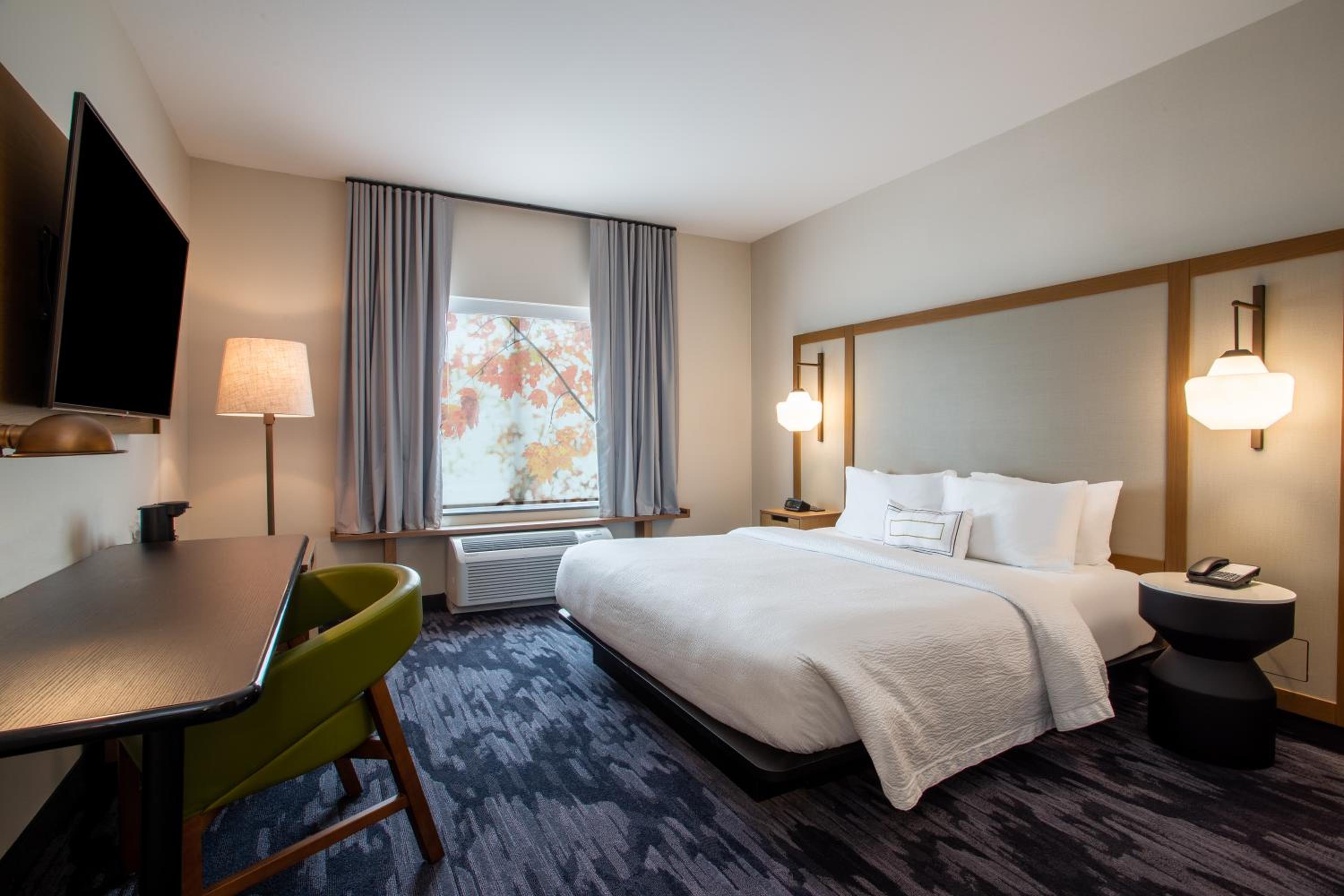 King Room with Adapted Tub - Mobility and Hearing Accessible - Photo 1