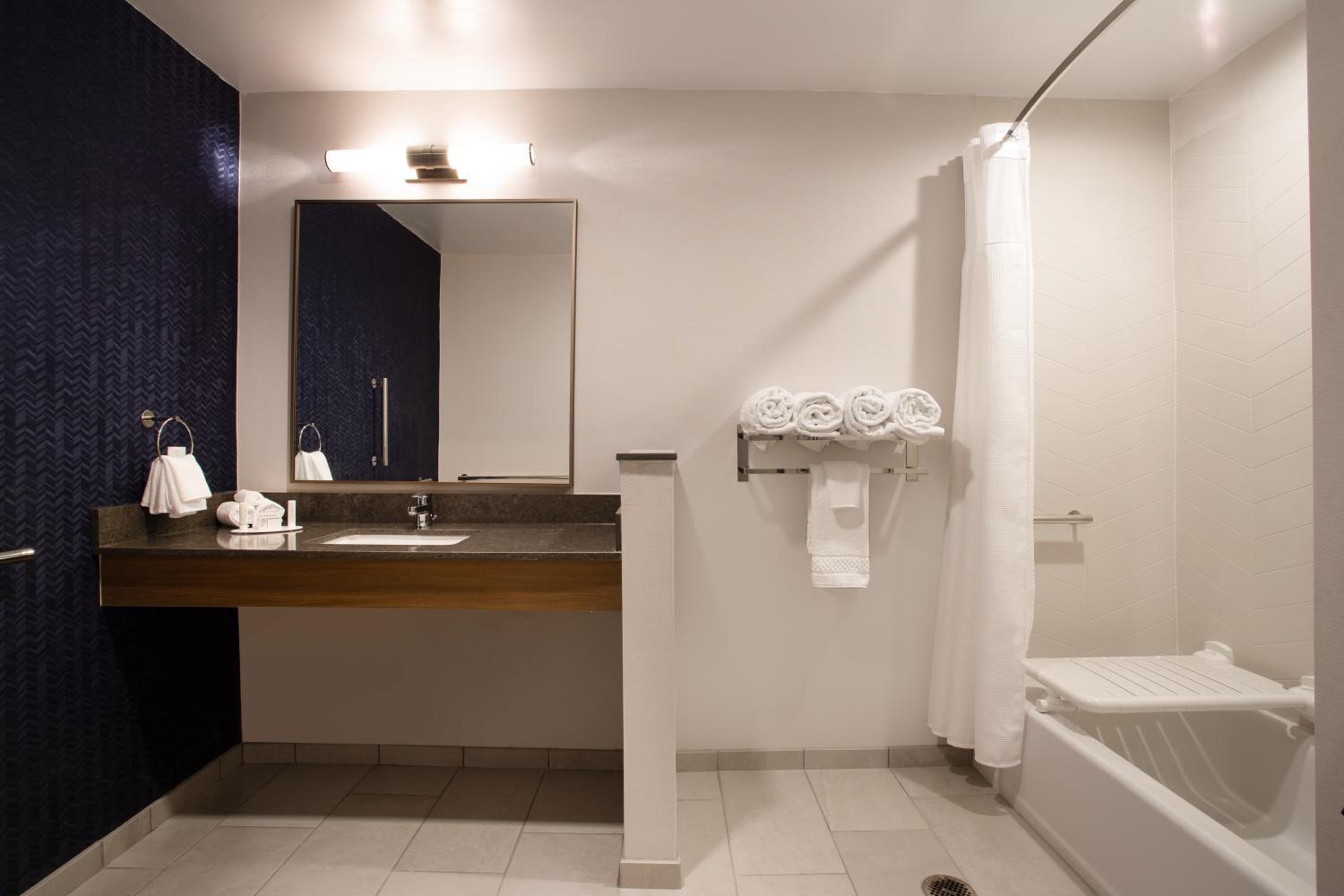 King Room with Adapted Tub - Mobility and Hearing Accessible - Photo 2