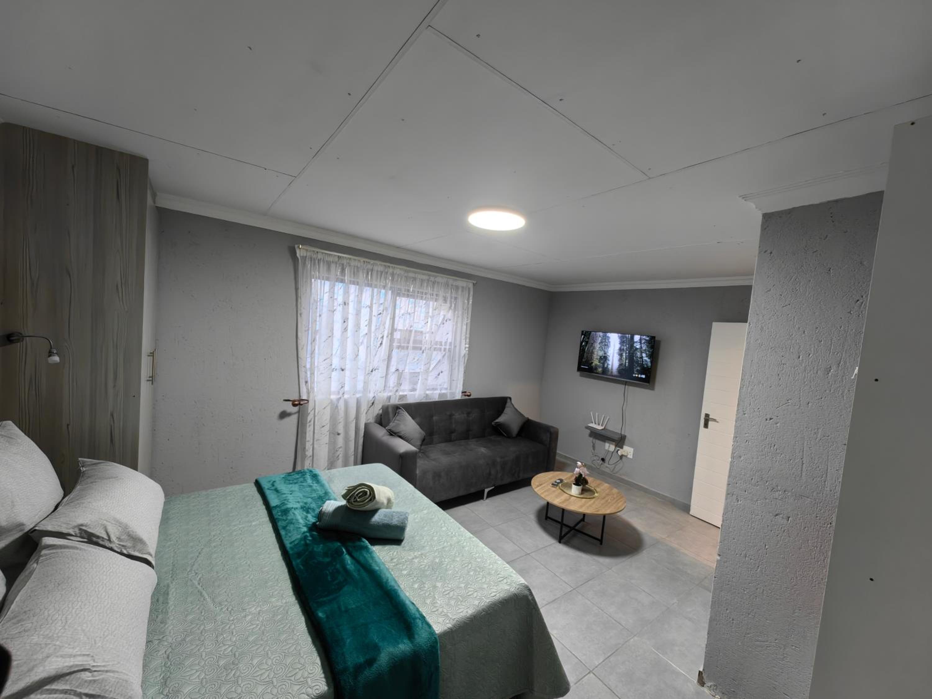 Deluxe Queen Studio