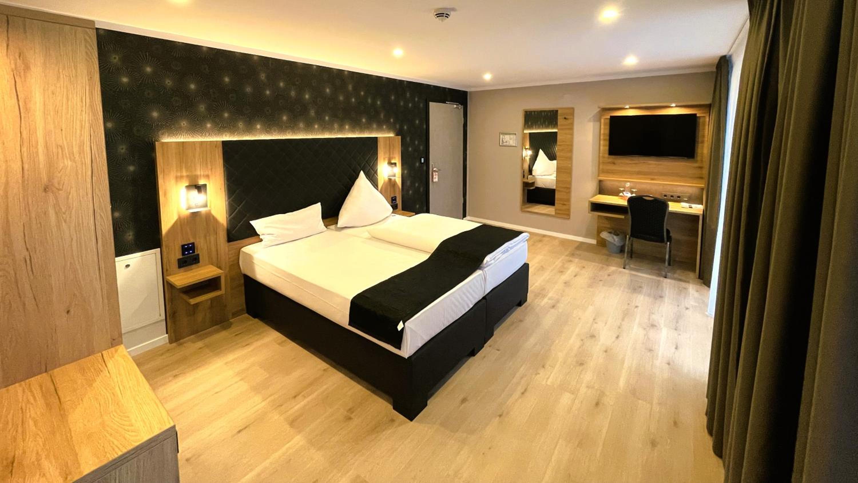 Deluxe Double Room - Photo 9