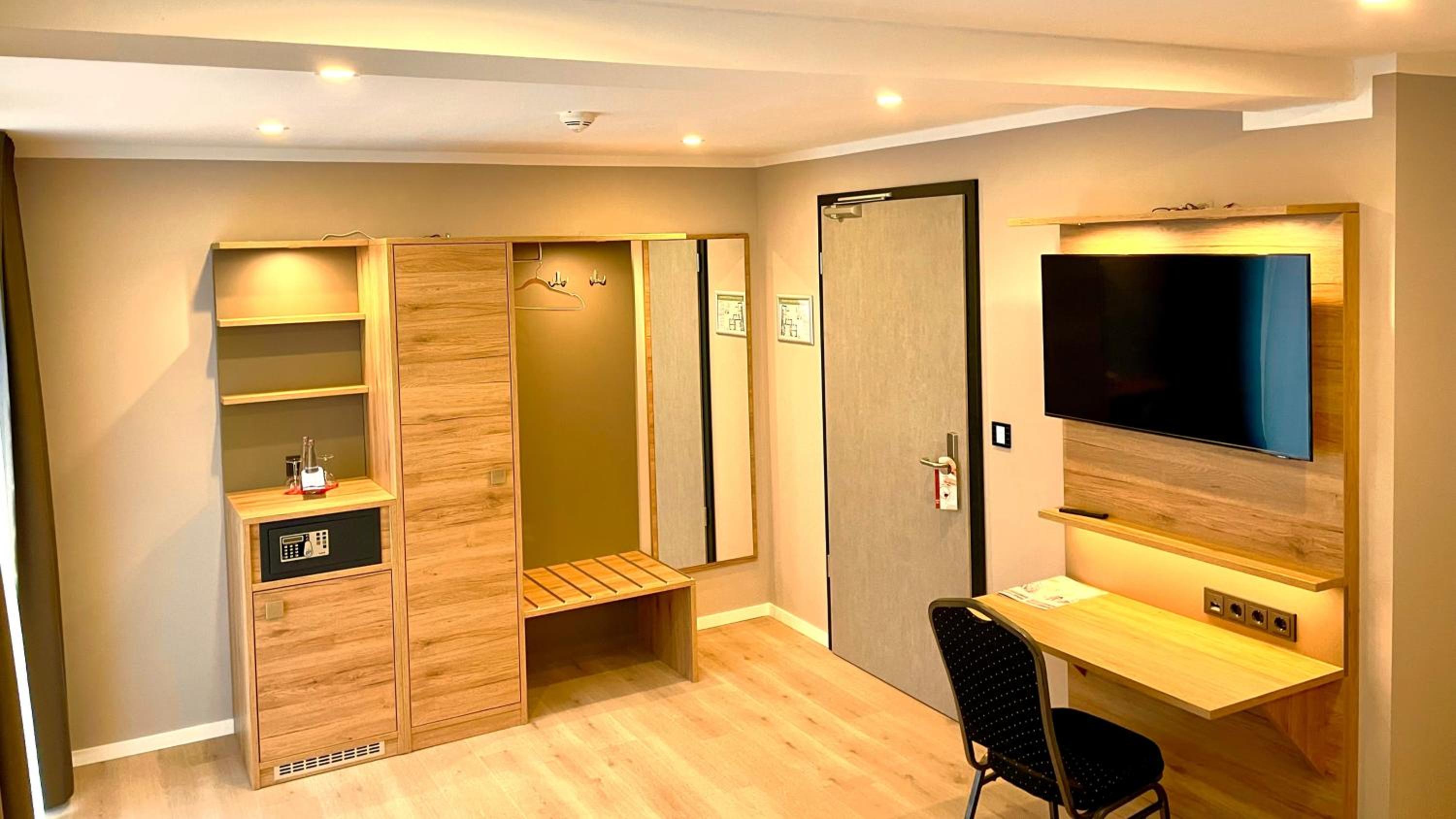 Deluxe Double Room - Photo 11