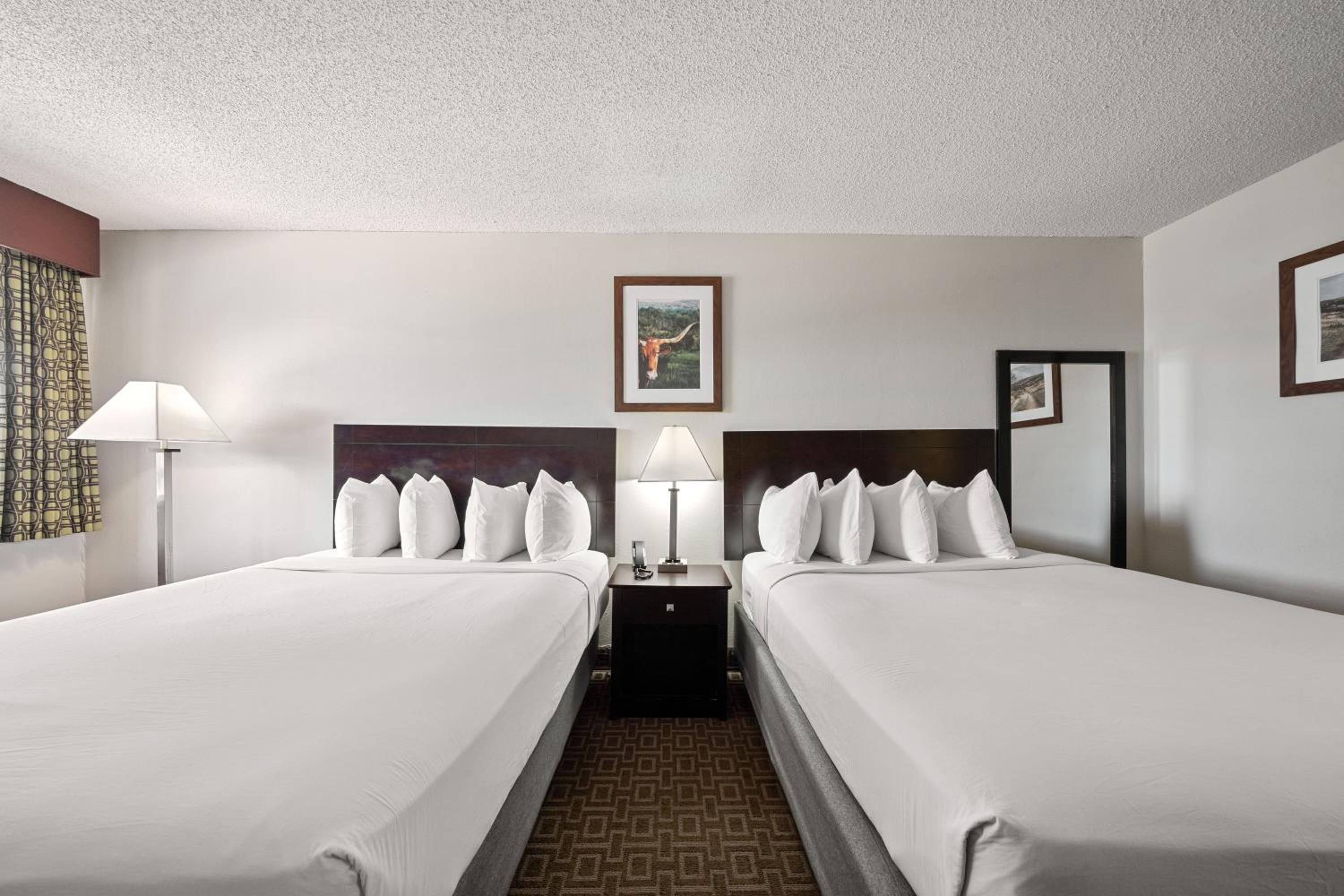 Queen Room with Two Queen Beds and Roll-in Shower - Mobility Accessible/Non-Smoking - Photo 7