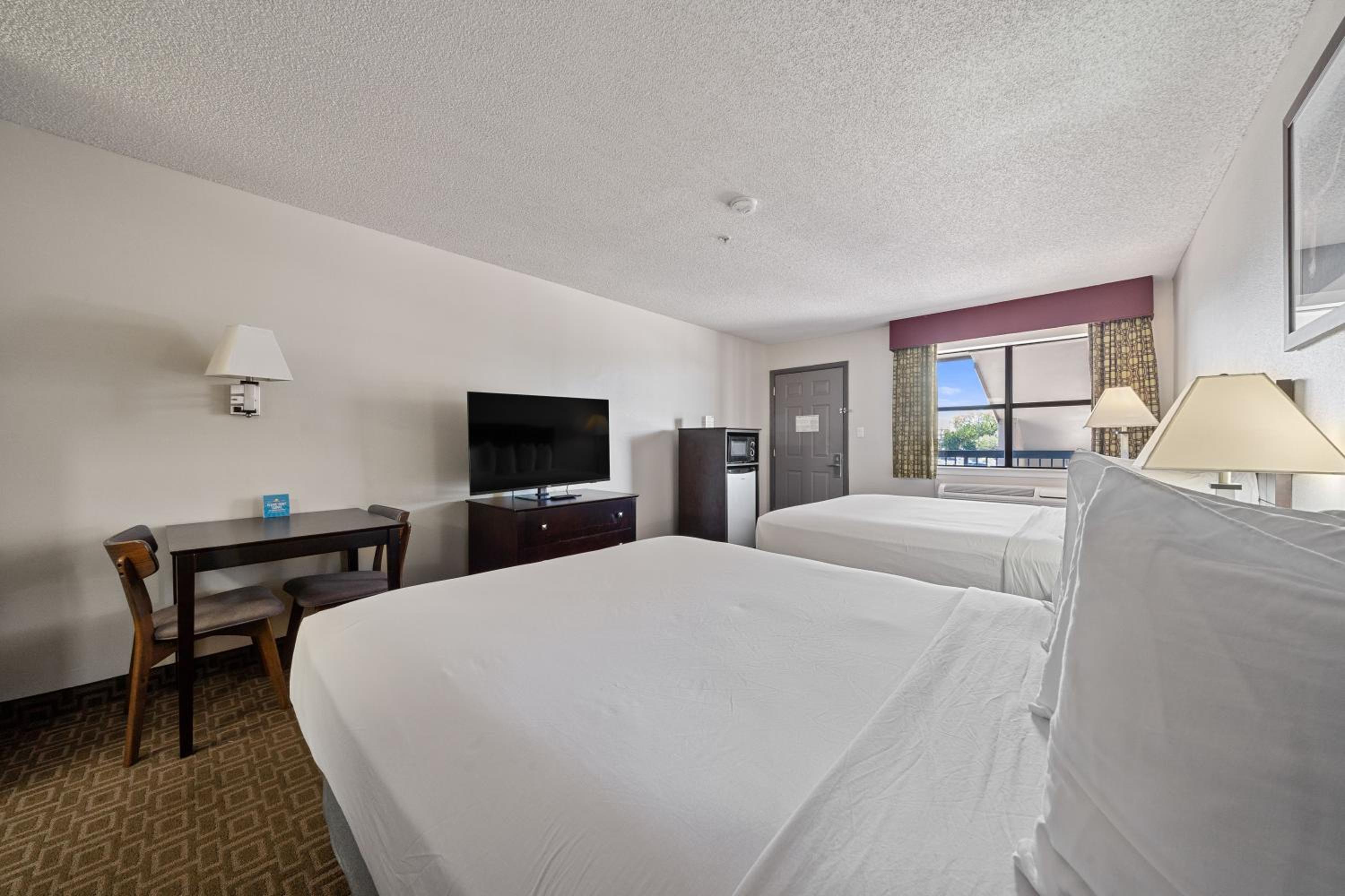 Queen Room with Two Queen Beds - Non-Smoking - Photo 9