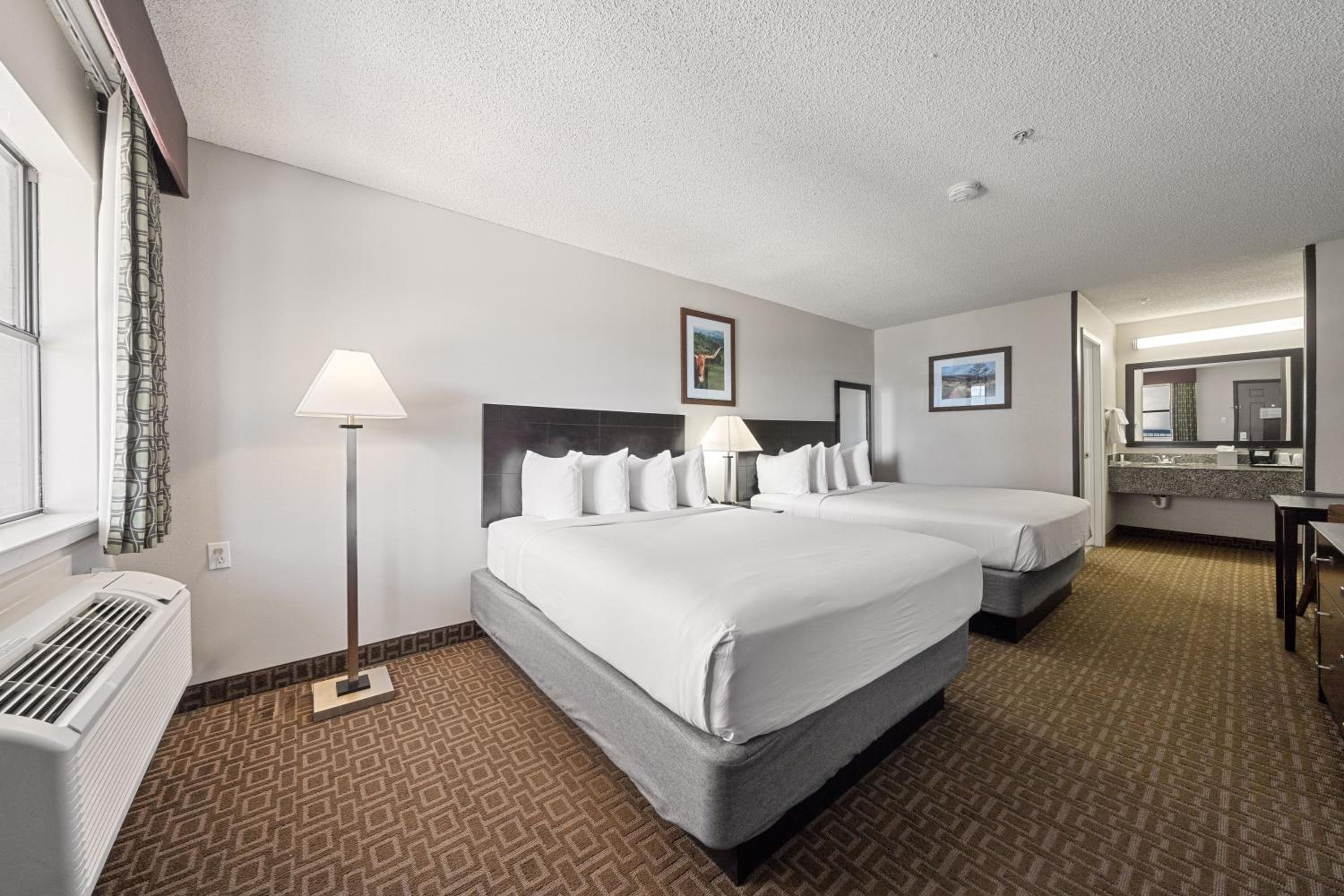 Queen Room with Two Queen Beds and Roll-in Shower - Mobility Accessible/Non-Smoking - Photo 8
