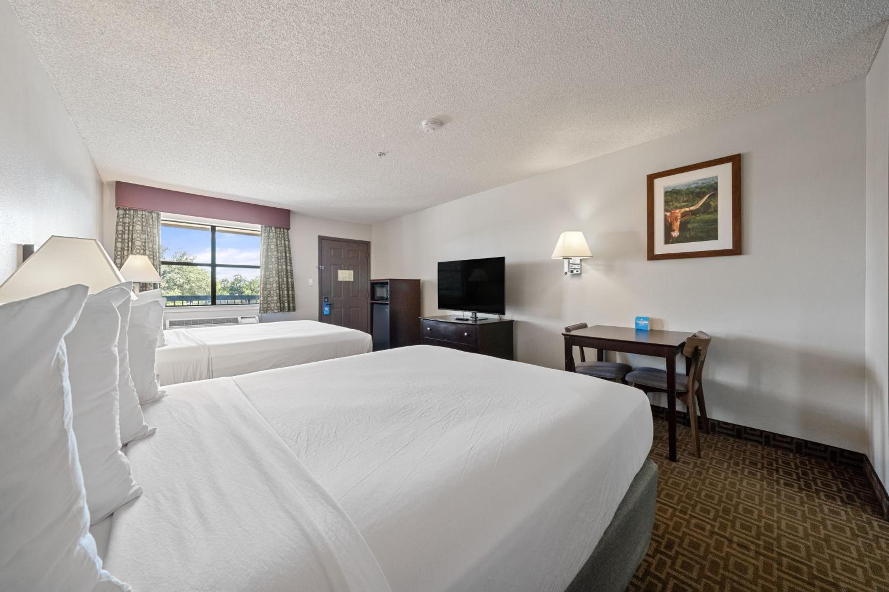 Queen Room with Two Queen Beds and Roll-in Shower - Mobility Accessible/Non-Smoking - Photo 9