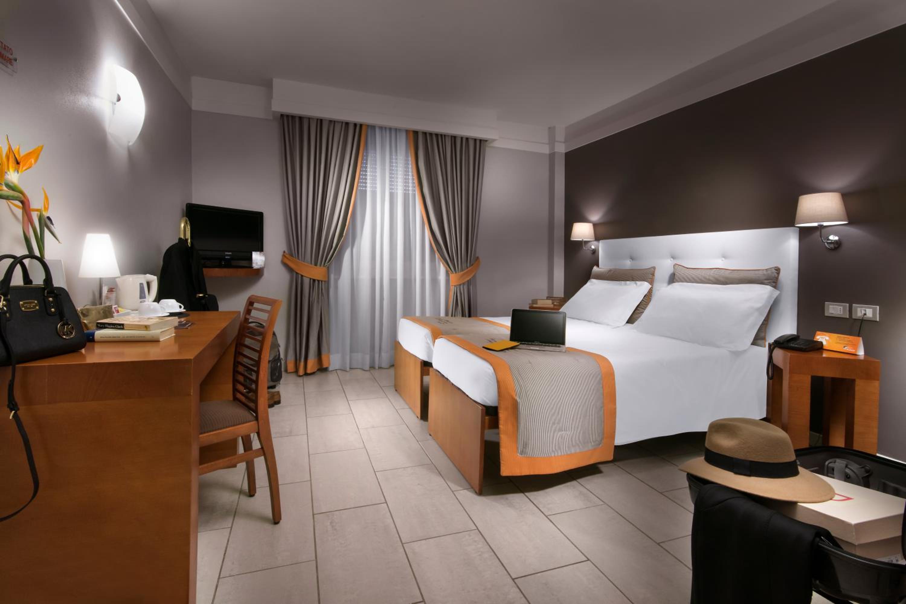 Twin Room - Photo 3