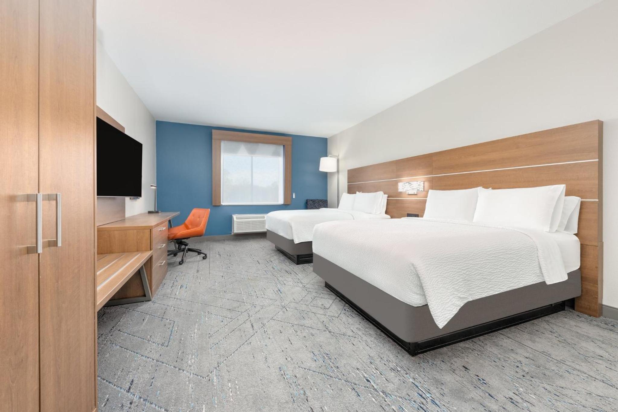 Standard Room with Two Queen Beds - Photo 2