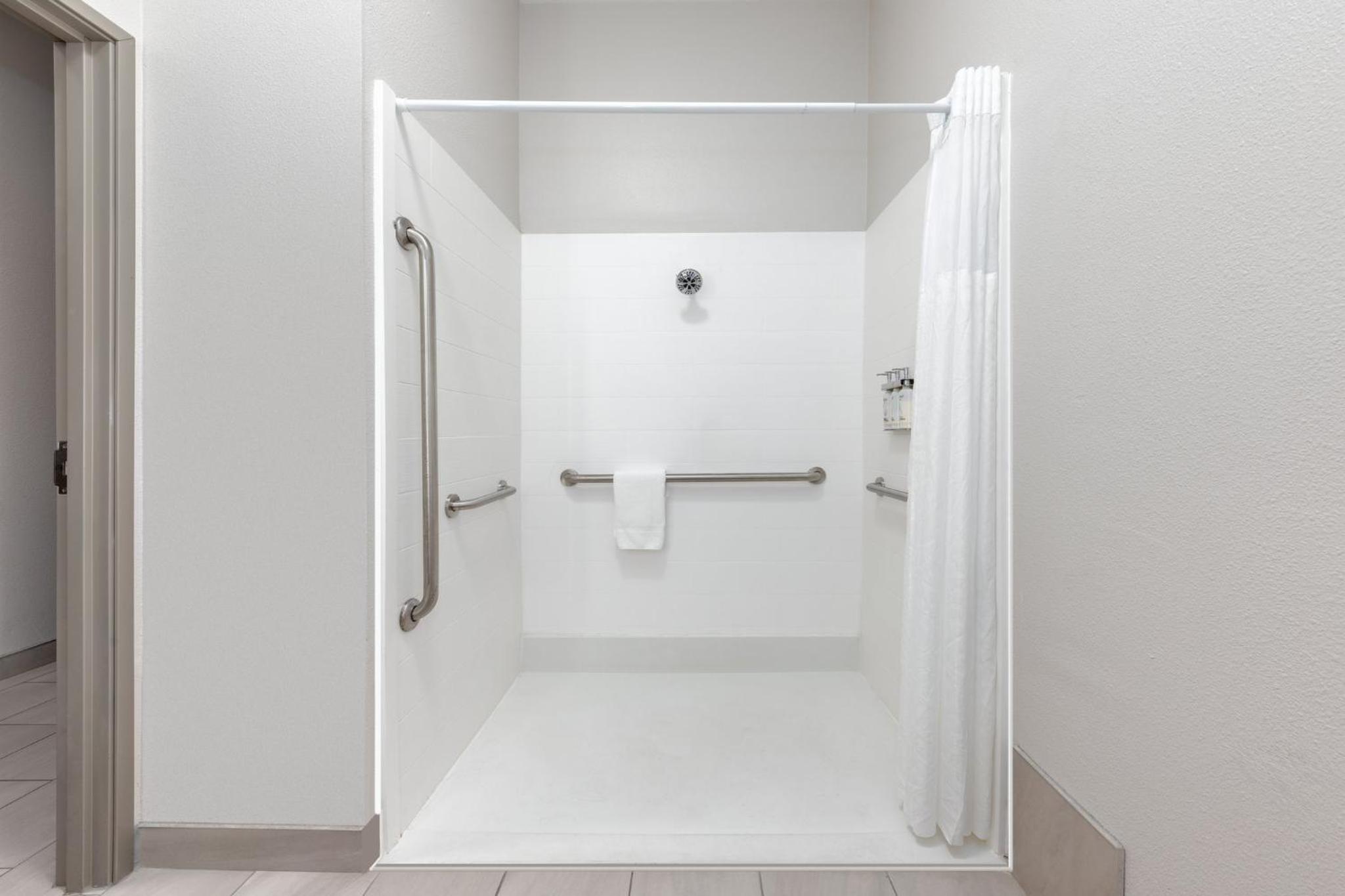 Standard Queen Room with Two Queen Beds and Mobility Accessible Tub - Photo 3