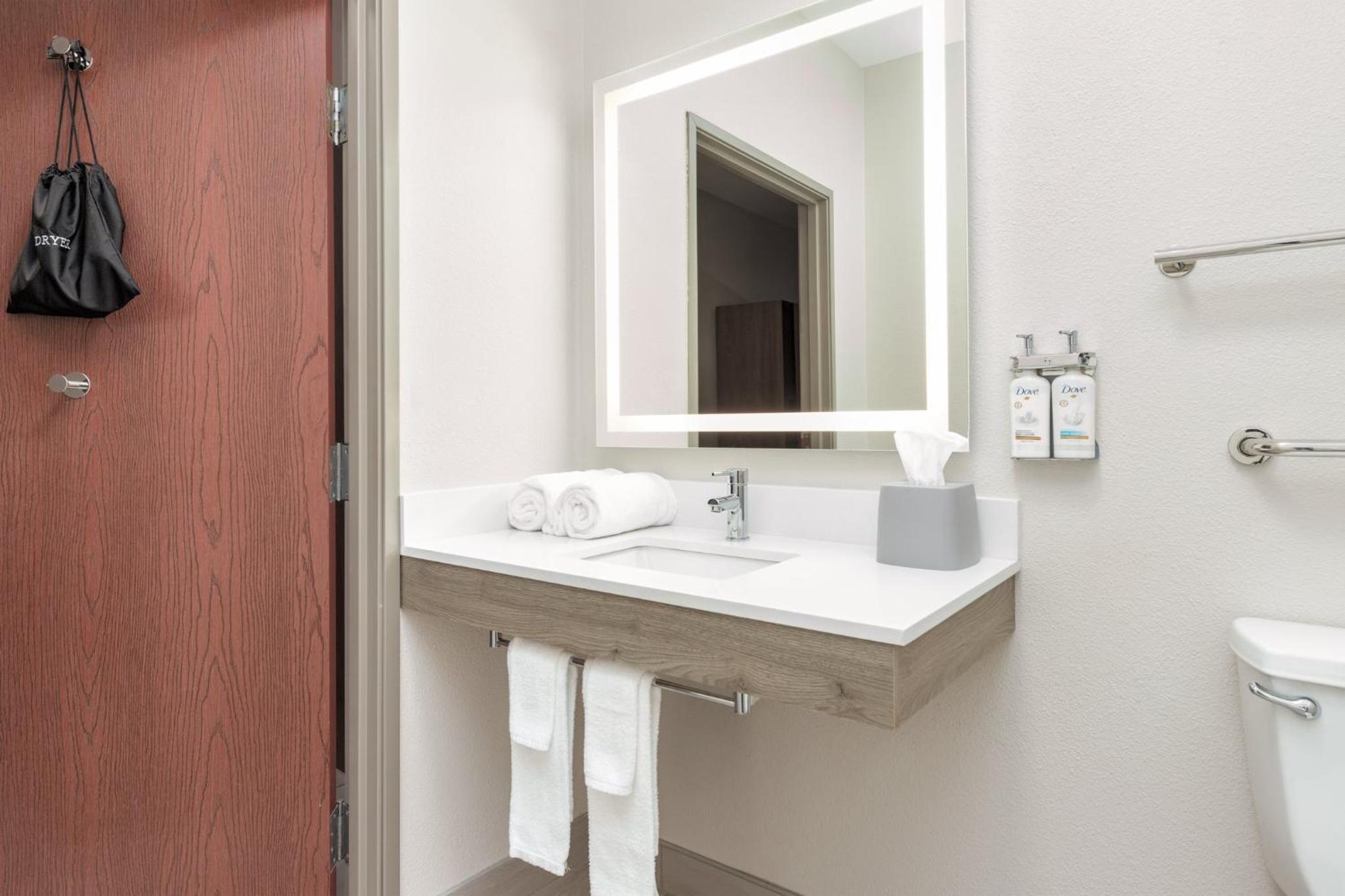Standard King Room with Mobility Accessible Tub - Photo 3