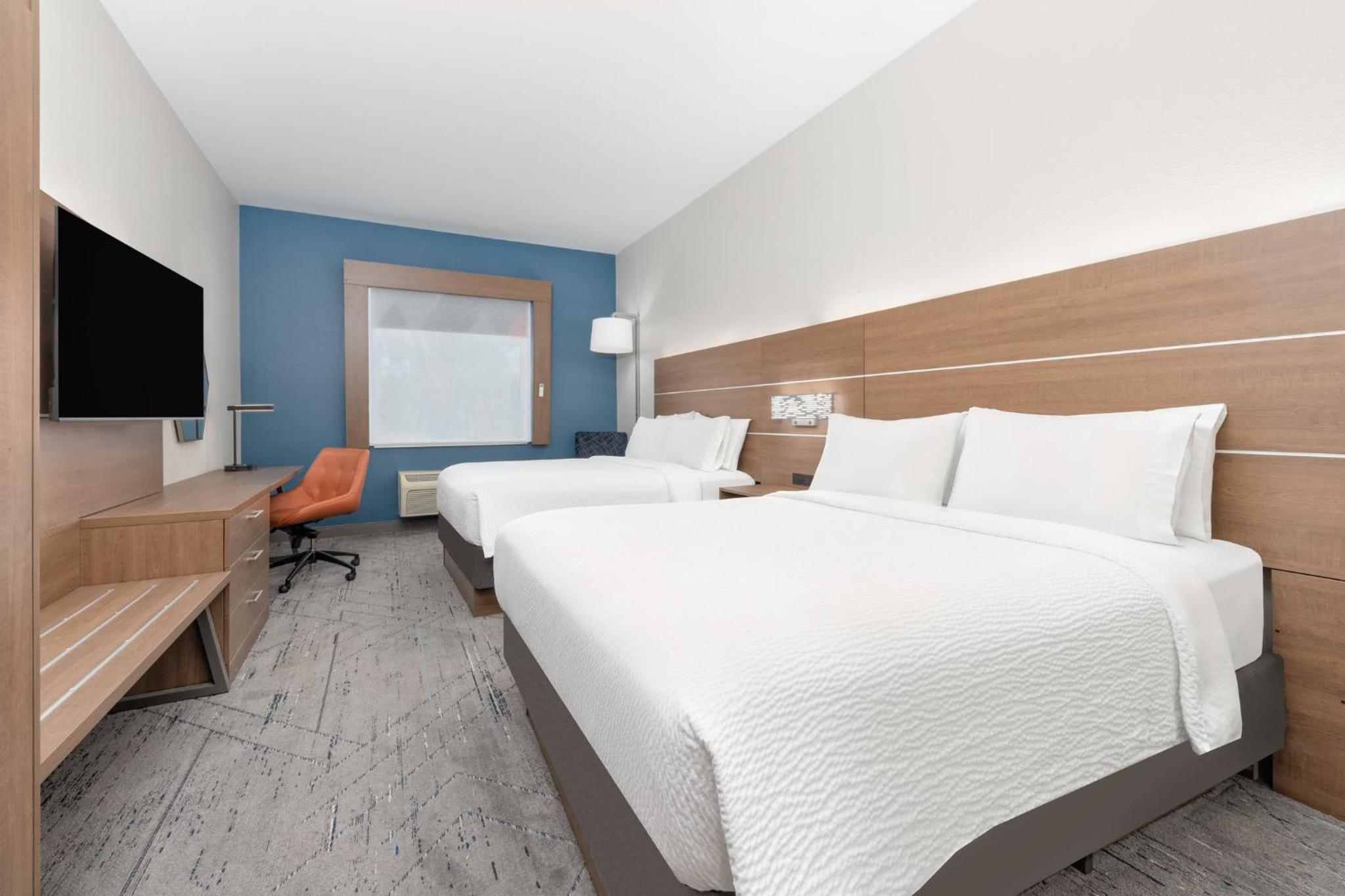 Standard Room with Two Queen Beds - Photo 6