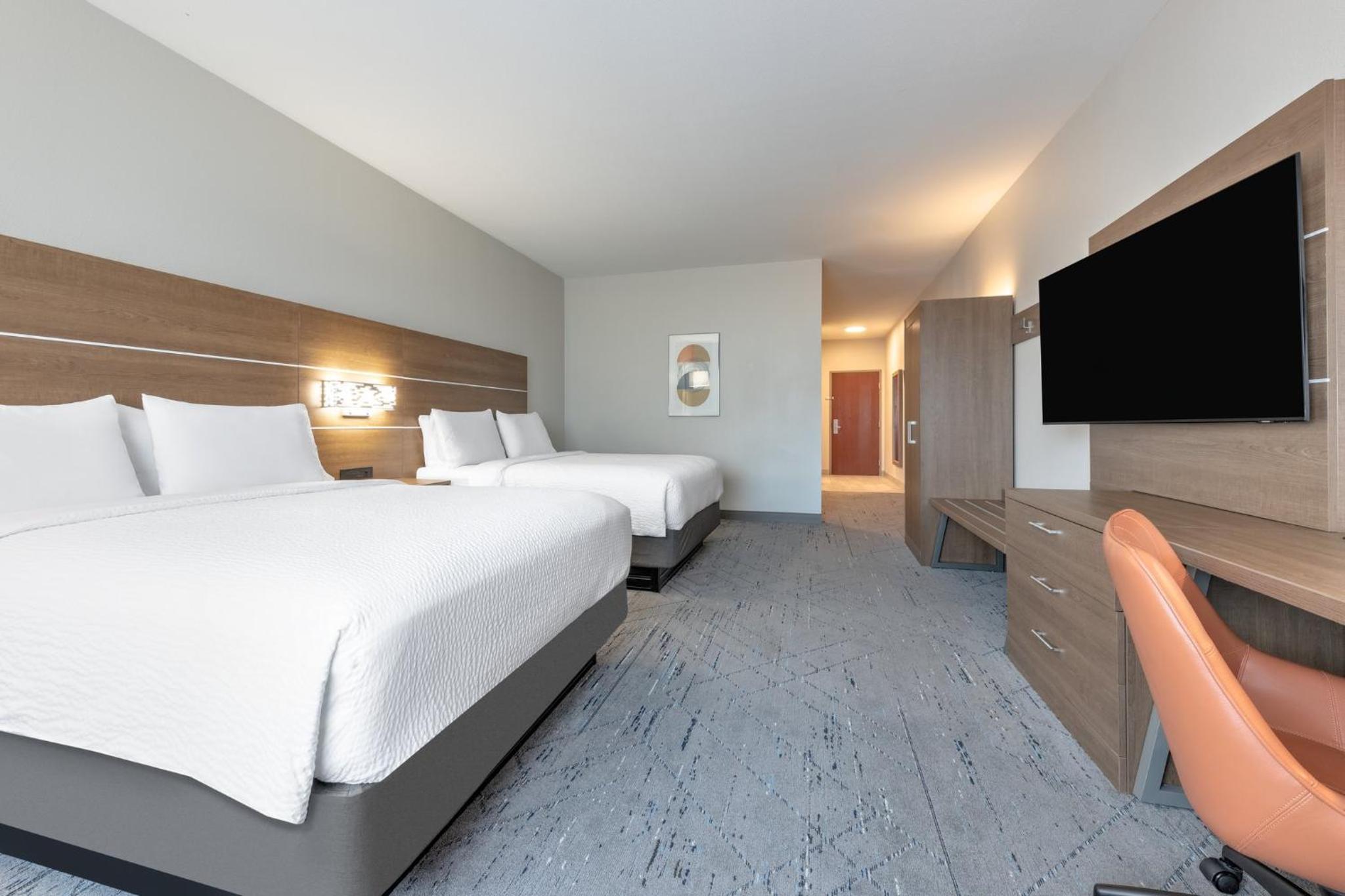Standard Room with Two Queen Beds - Photo 3