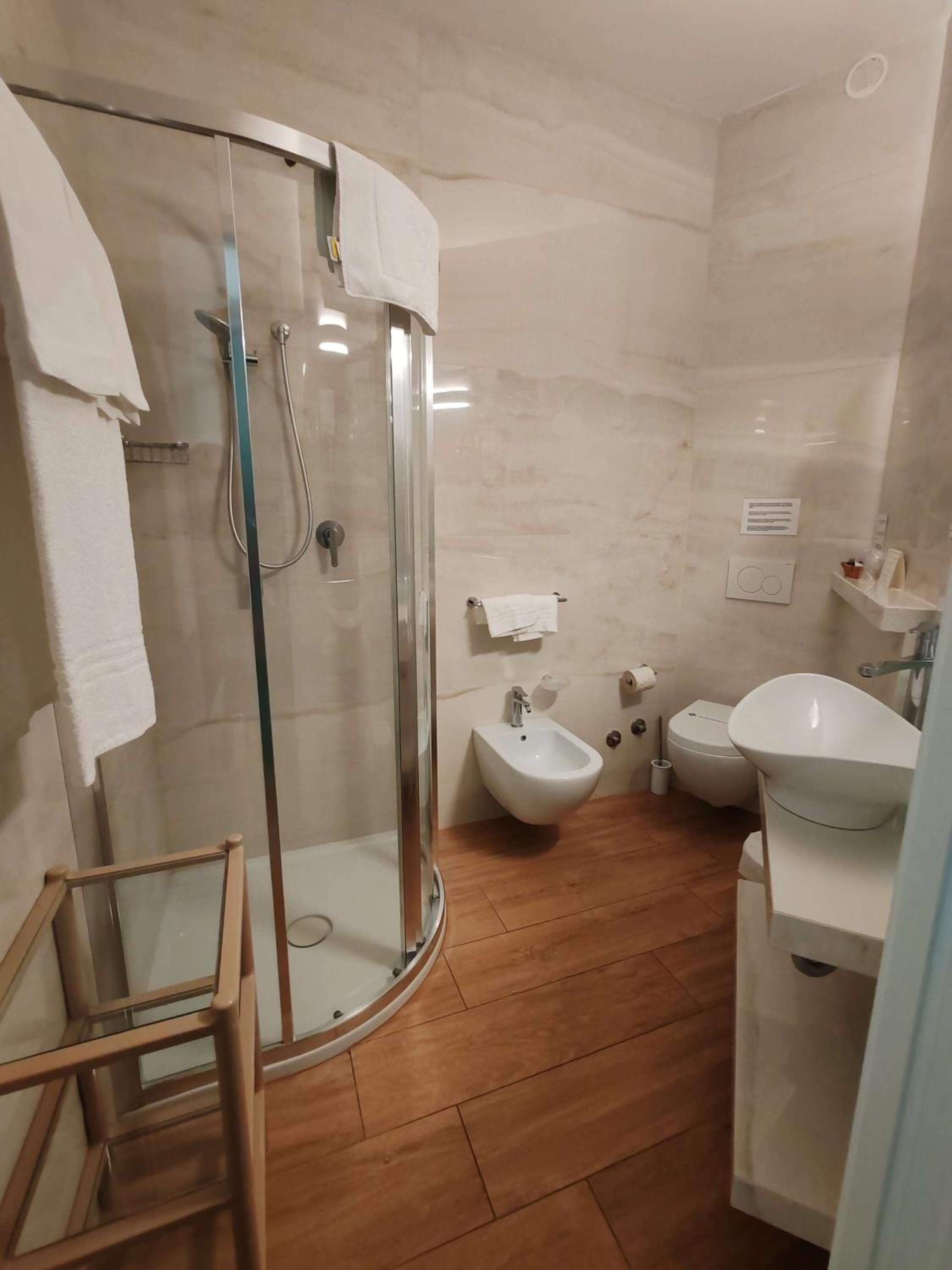 Queen Room with Balcony and Sea View - Non-Smoking - Photo 3