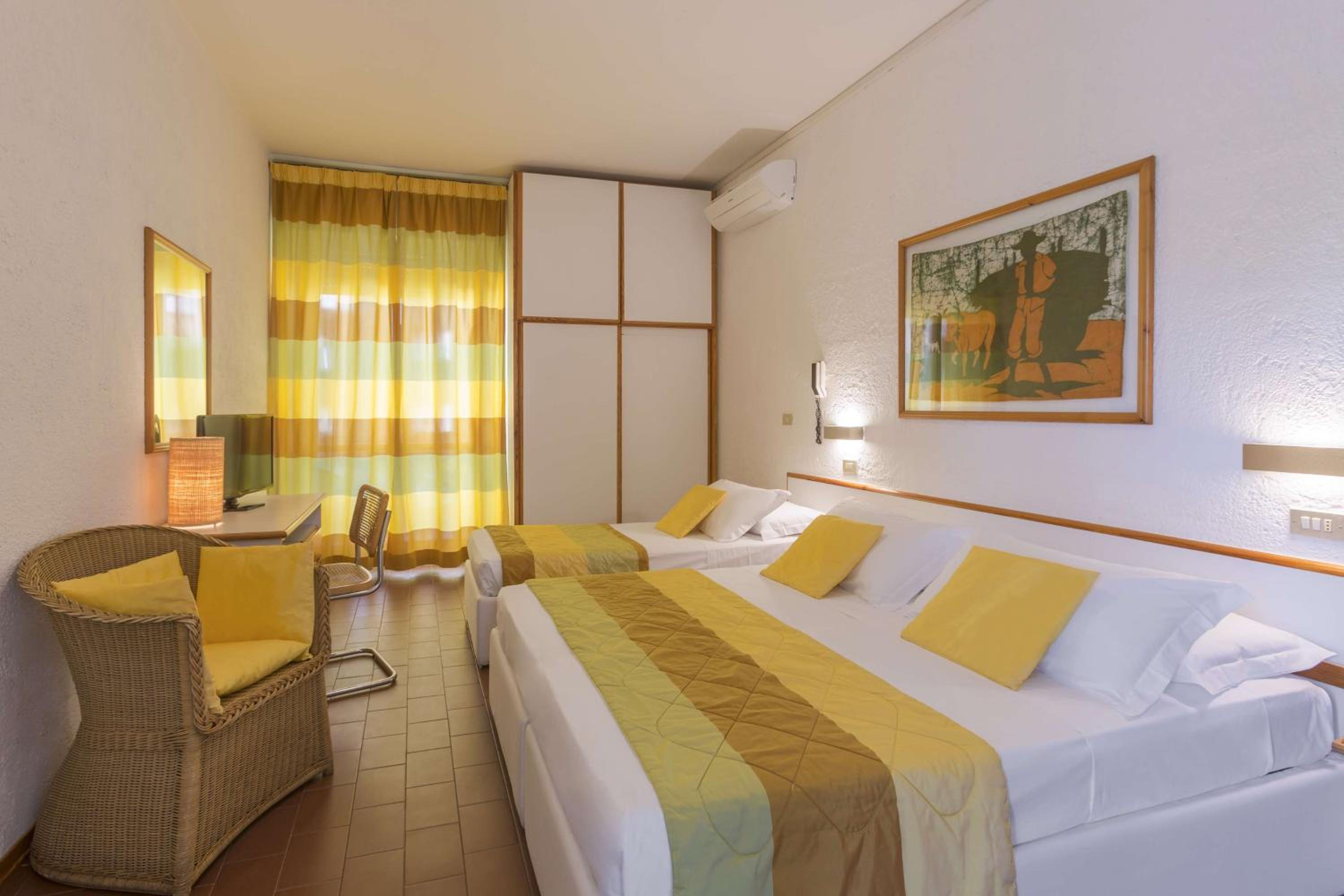 Room with One Queen and Two Single Beds - Non-Smoking - Photo 1