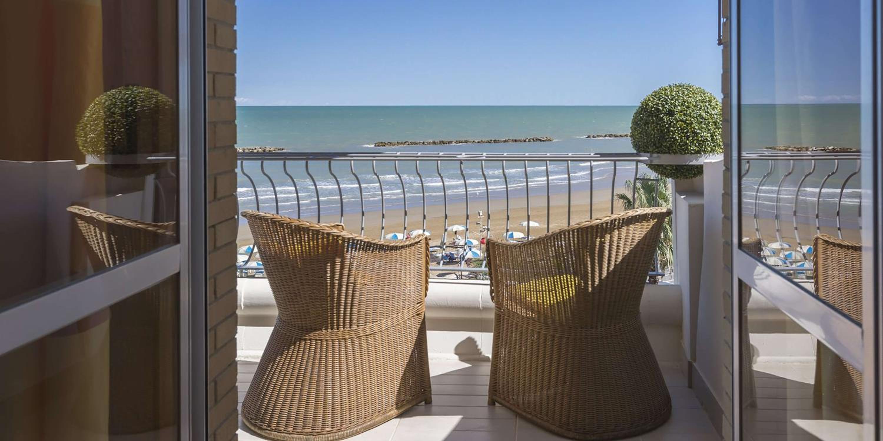 Queen Room with Balcony and Sea View - Non-Smoking - Photo 9