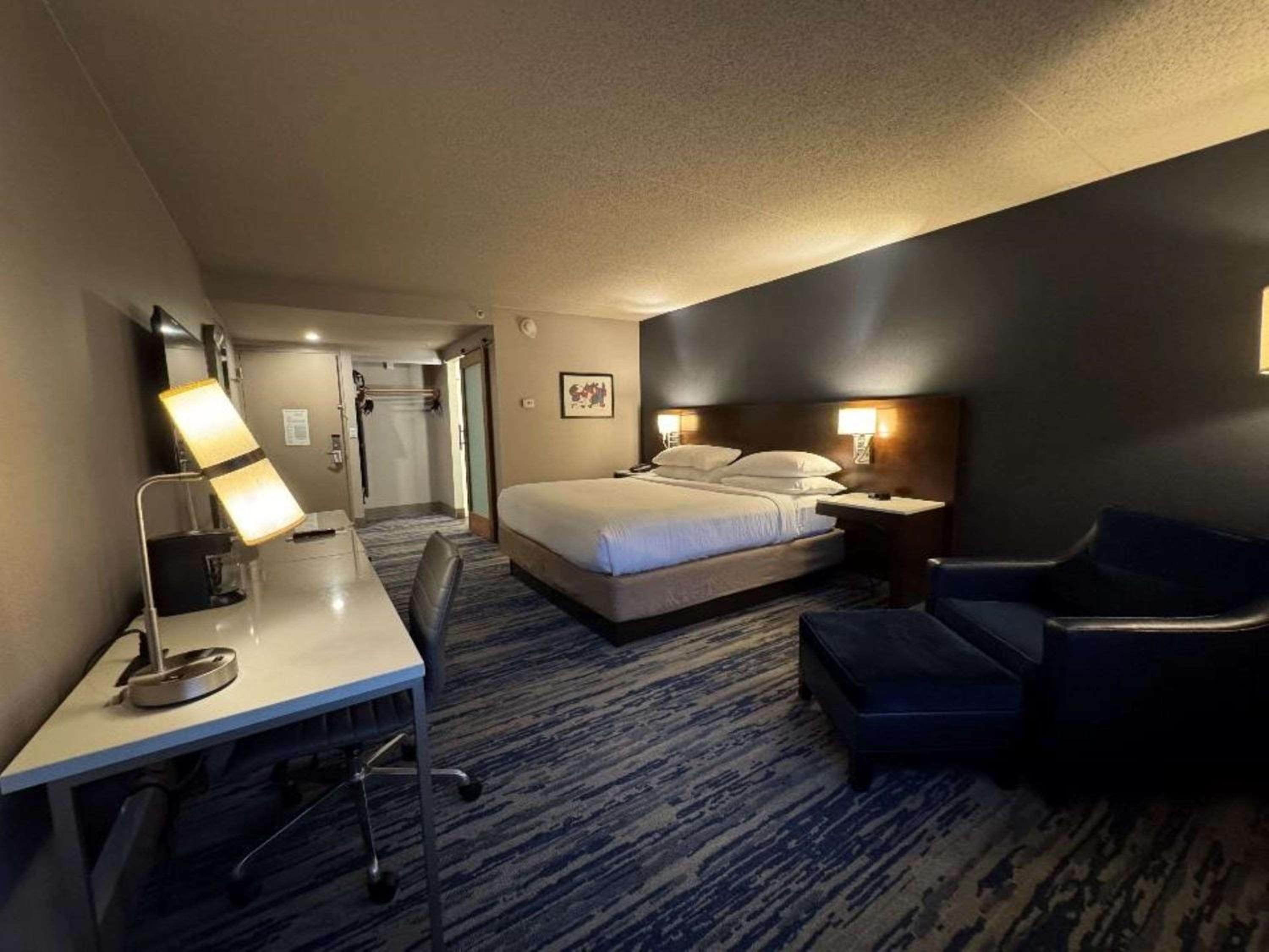 King Room - Non-Smoking - Photo 2